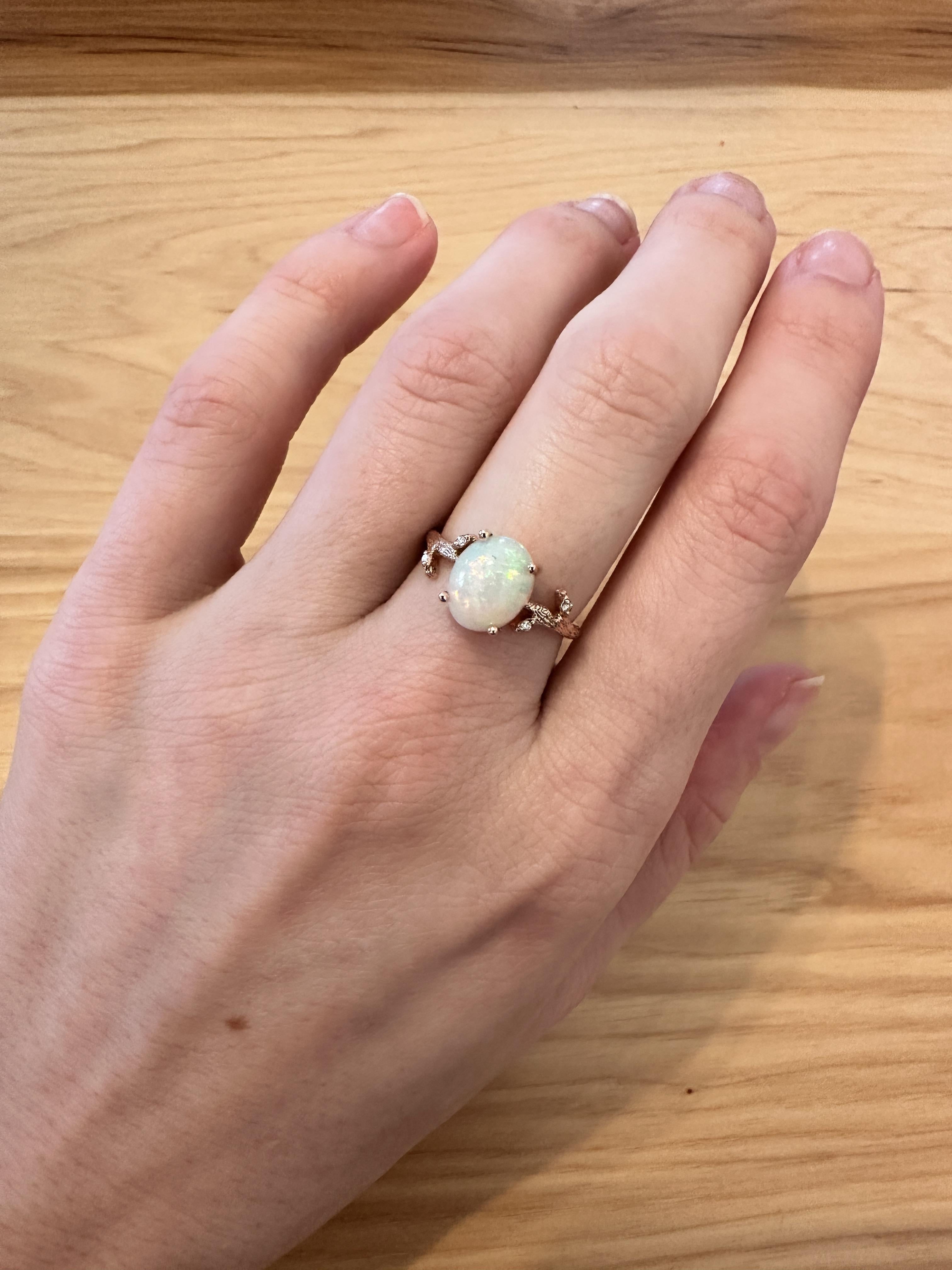 Grácil y resplandeciente, este anillo inspirado en la naturaleza presenta un luminoso ópalo etíope de 1,87 ct enmarcado por detalles de diamantes en una banda de oro rosa de 14k delicadamente esculpida en forma de rama. El vástago texturizado añade