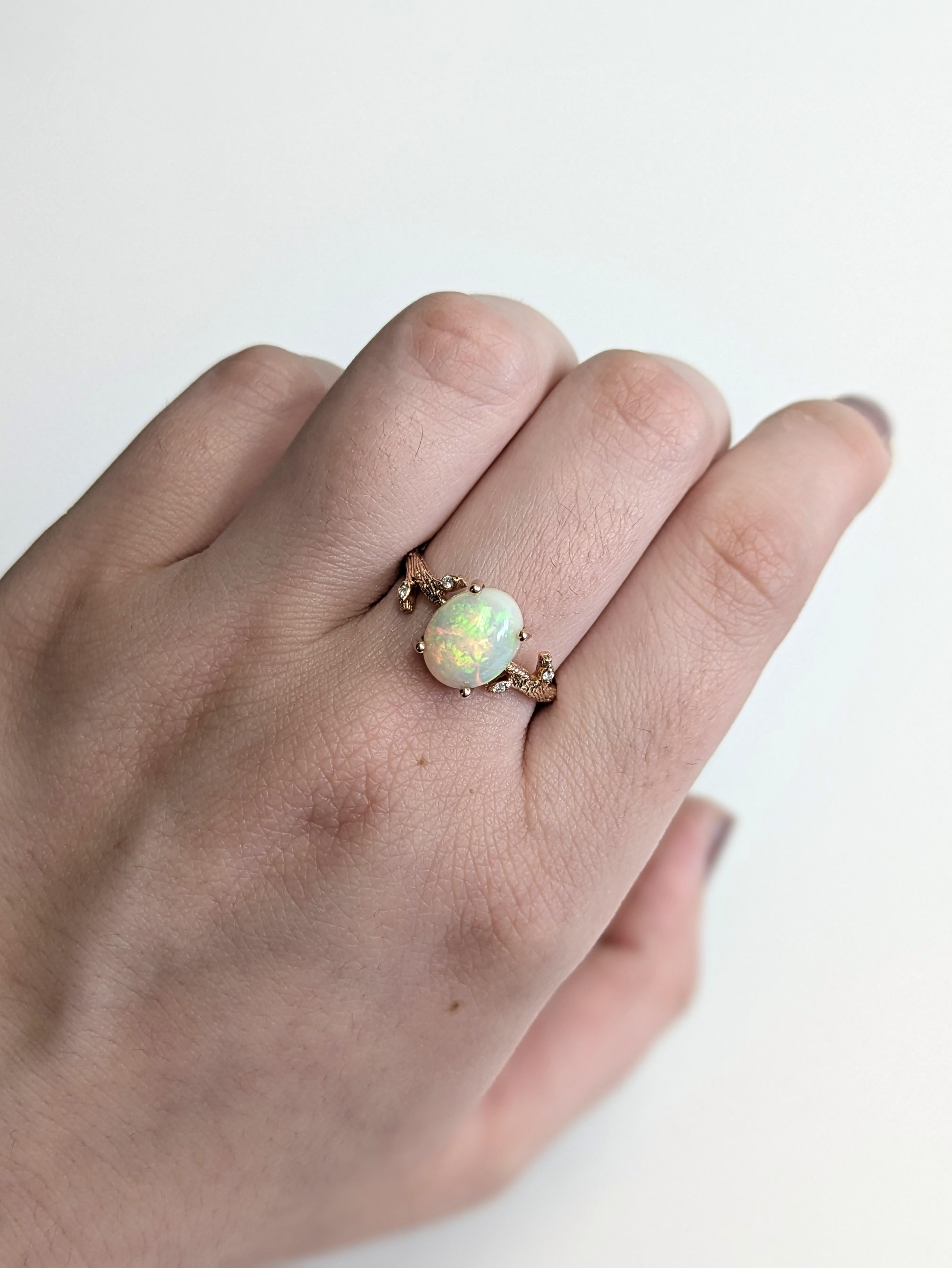 Anillo de ópalo etíope de 1,9 quilates con detalles de diamantes en oro rosa de 14 quilates  Oval 10x8mm Contemporáneo en venta