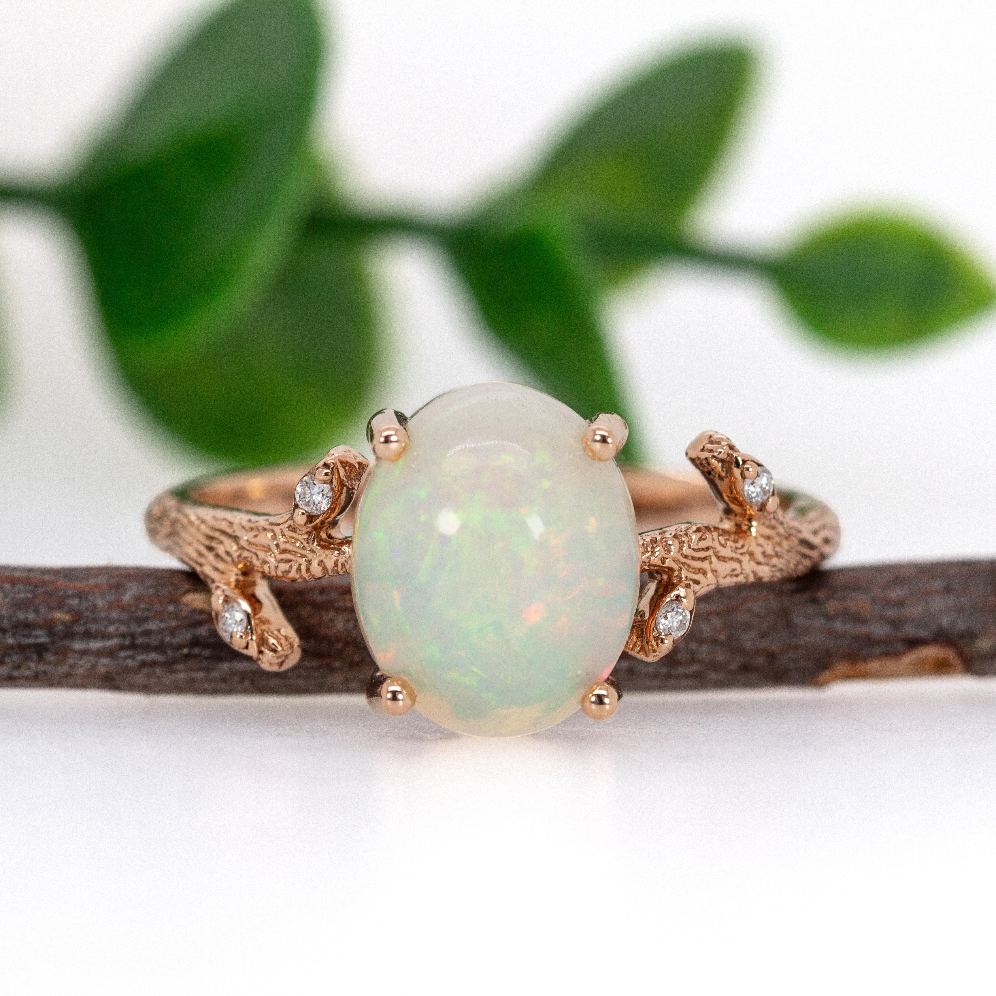 Anillo de ópalo etíope de 1,9 quilates con detalles de diamantes en oro rosa de 14 quilates  Oval 10x8mm Cabujón en venta