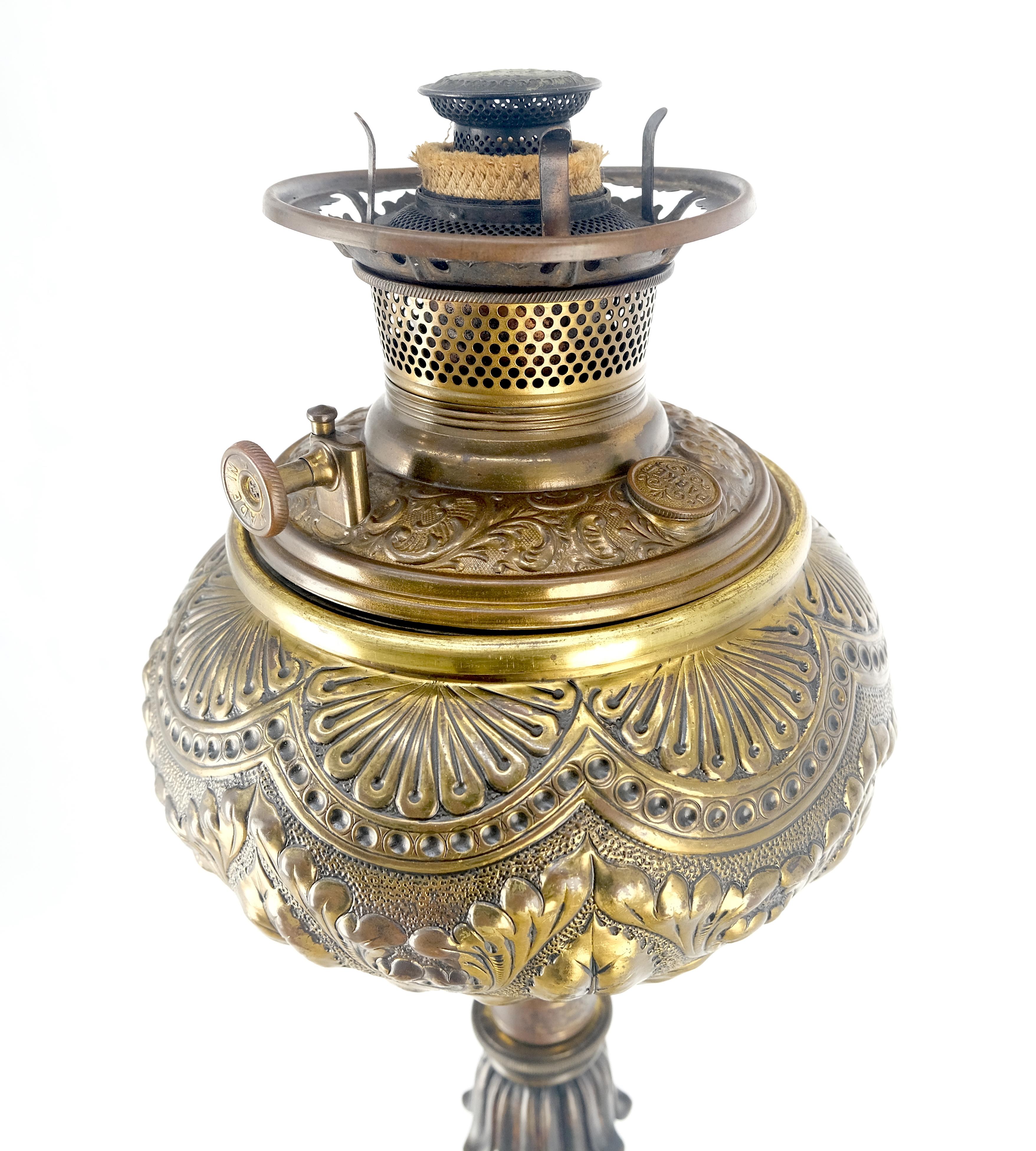 19h Jahrhundert Guss poliertem Messing Stativ Basis einstellbare Höhe Öl Flor Lampe MINT im Angebot 4