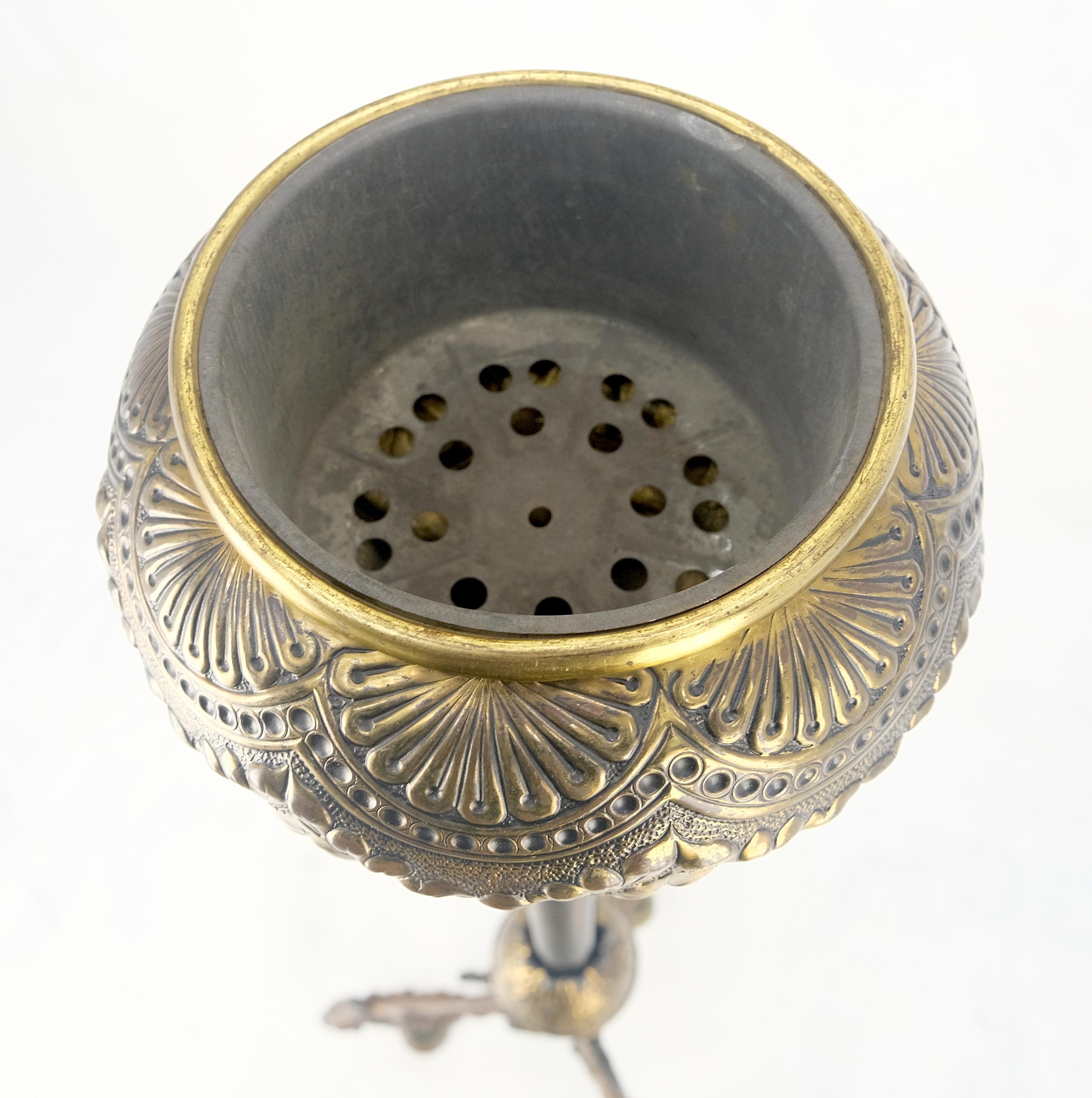 19h Jahrhundert Guss poliertem Messing Stativ Basis einstellbare Höhe Öl Flor Lampe MINT im Angebot 7