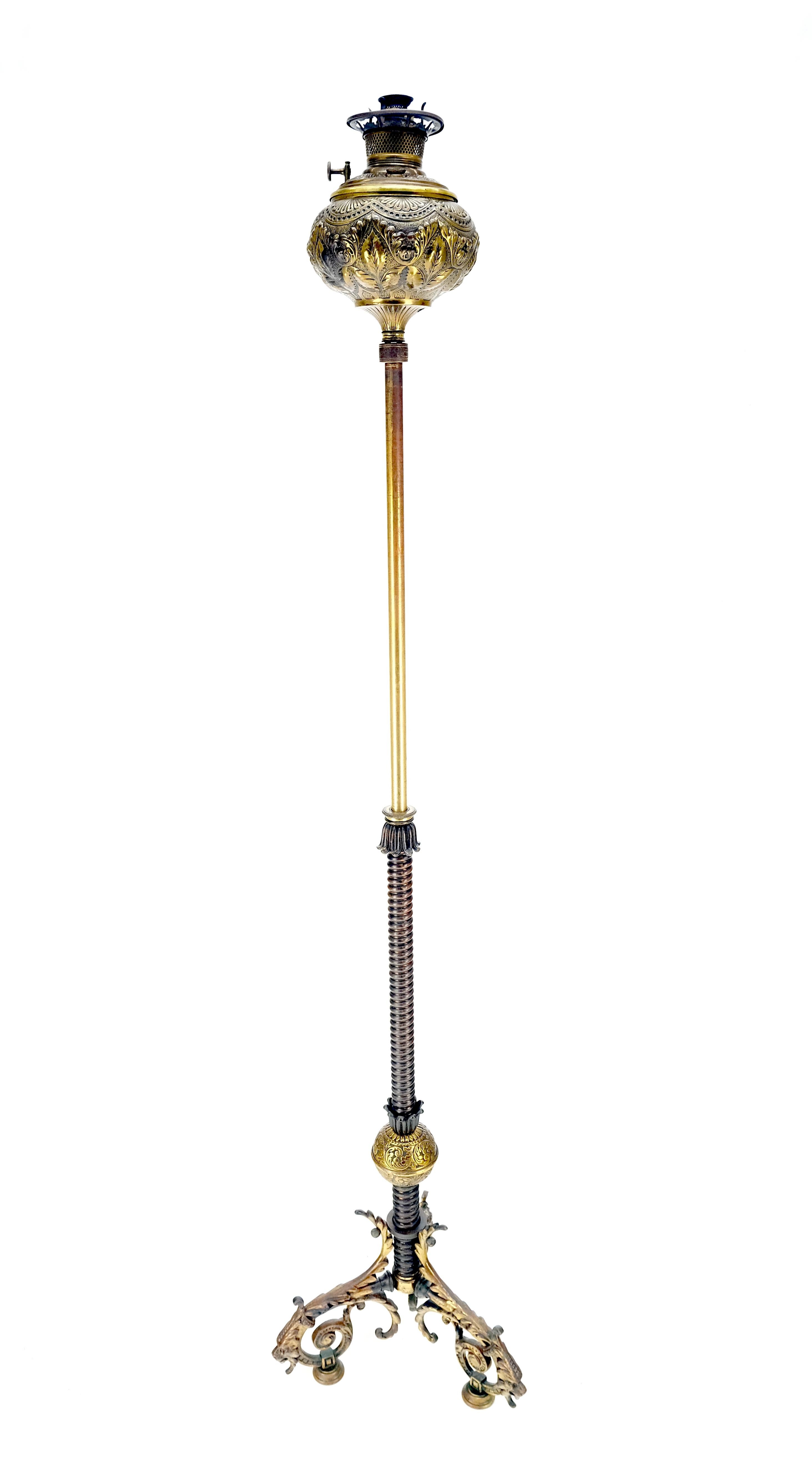 19h Jahrhundert Guss poliertem Messing Stativ Basis einstellbare Höhe Öl Flor Lampe MINT im Angebot 1