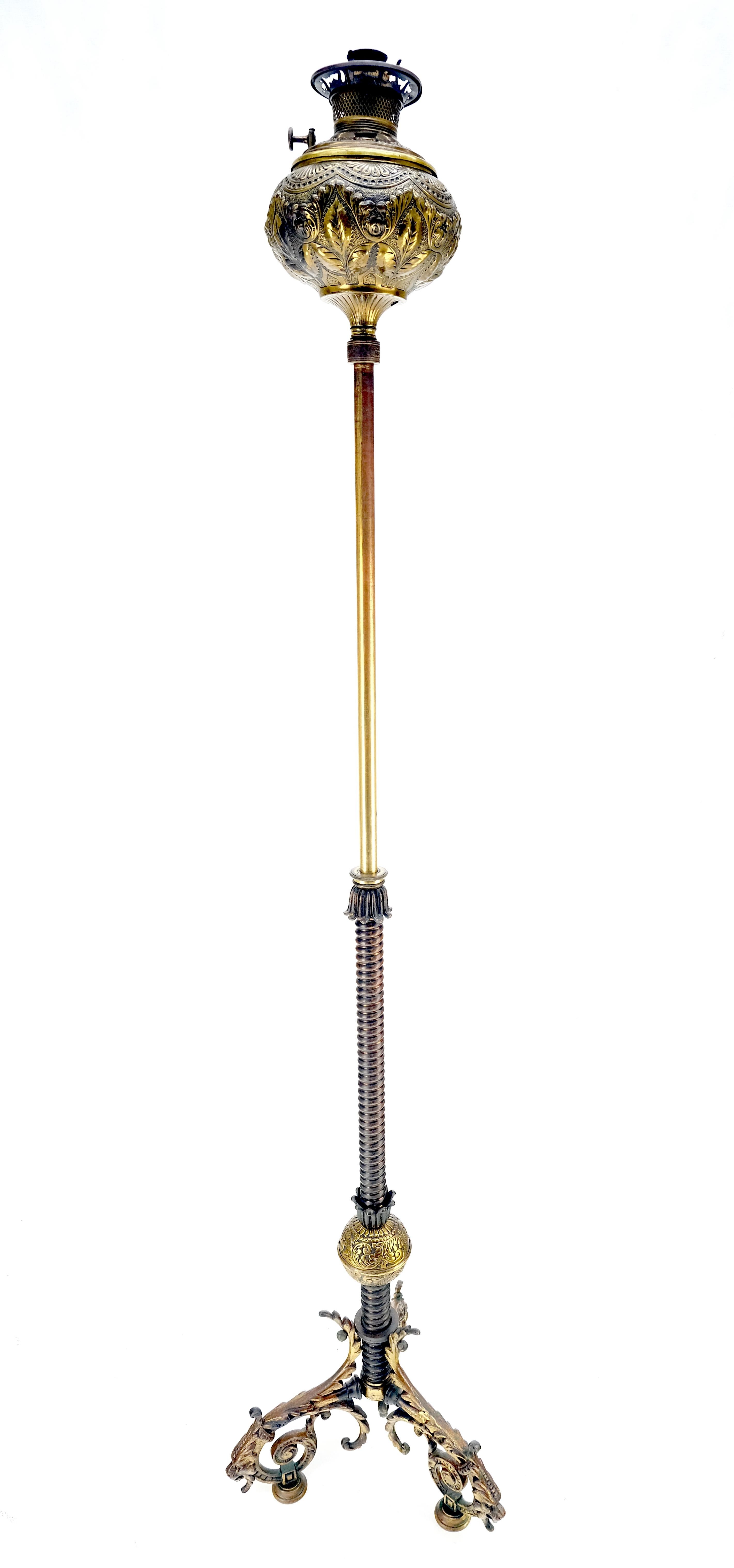 19h Jahrhundert Guss poliertem Messing Stativ Basis einstellbare Höhe Öl Flor Lampe MINT im Angebot 3