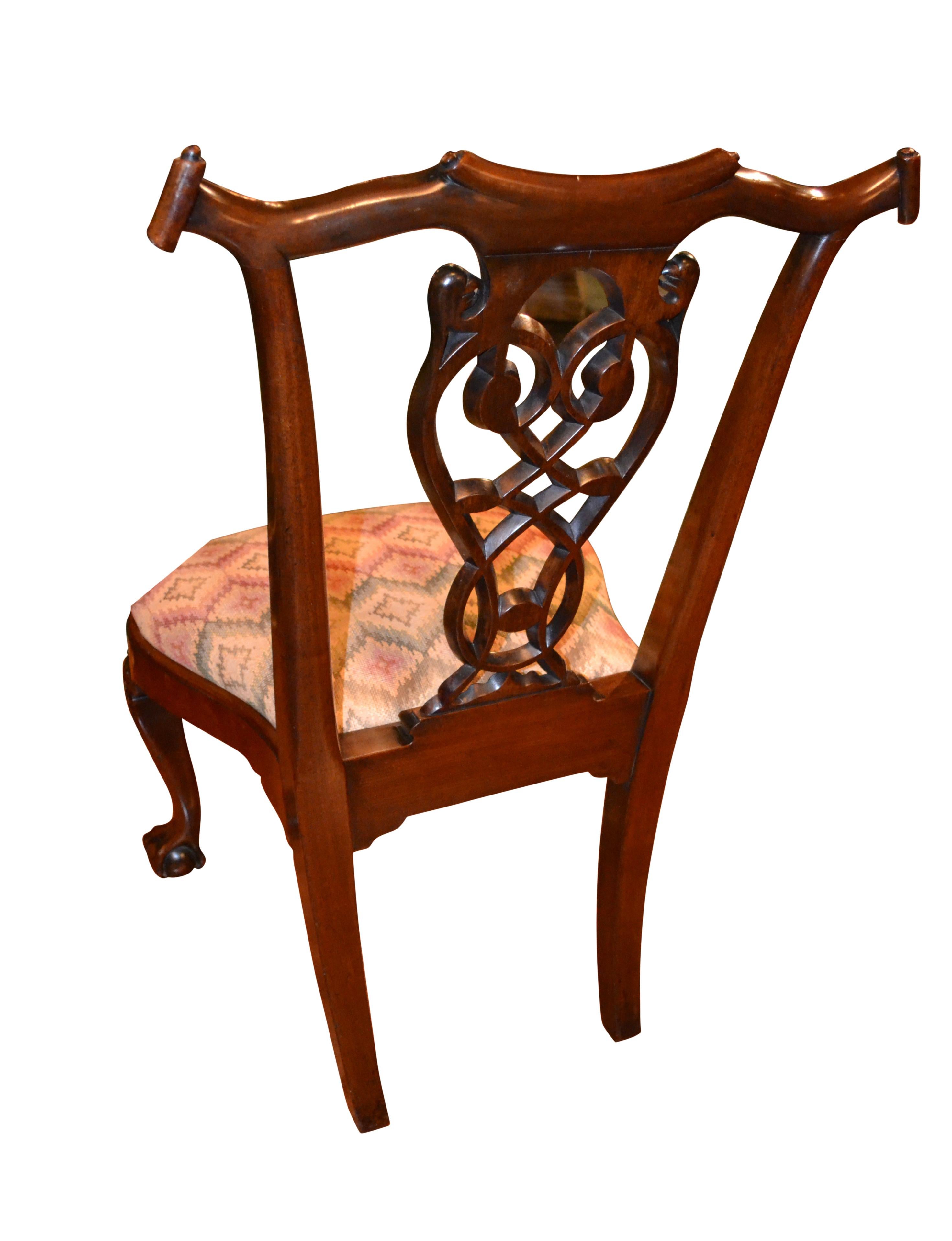 Queen Anne 19htC Chaise à accoudoir américaine sculptée en vente