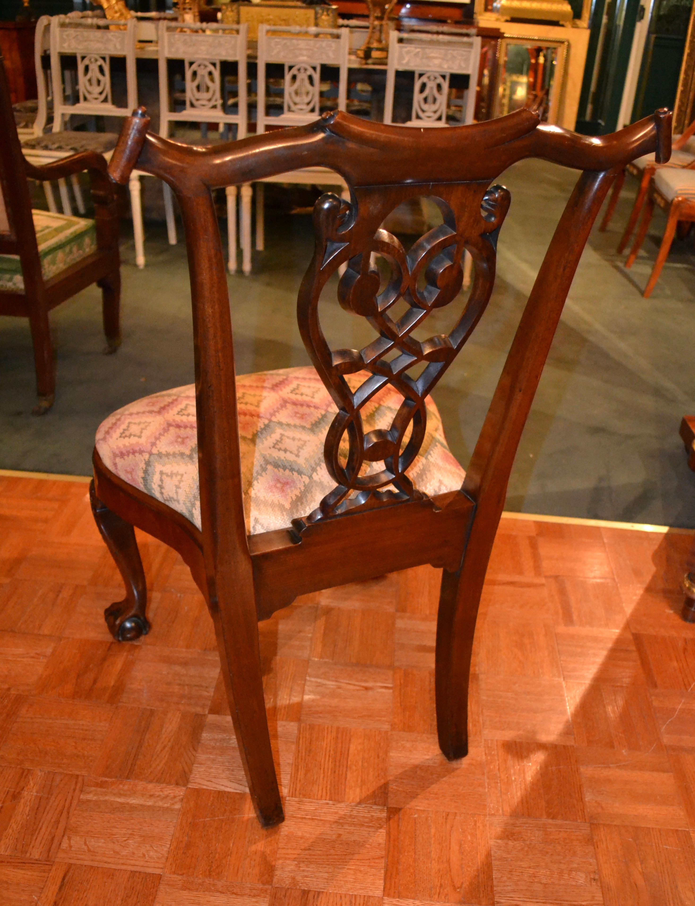 XIXe siècle 19htC Chaise à accoudoir américaine sculptée en vente