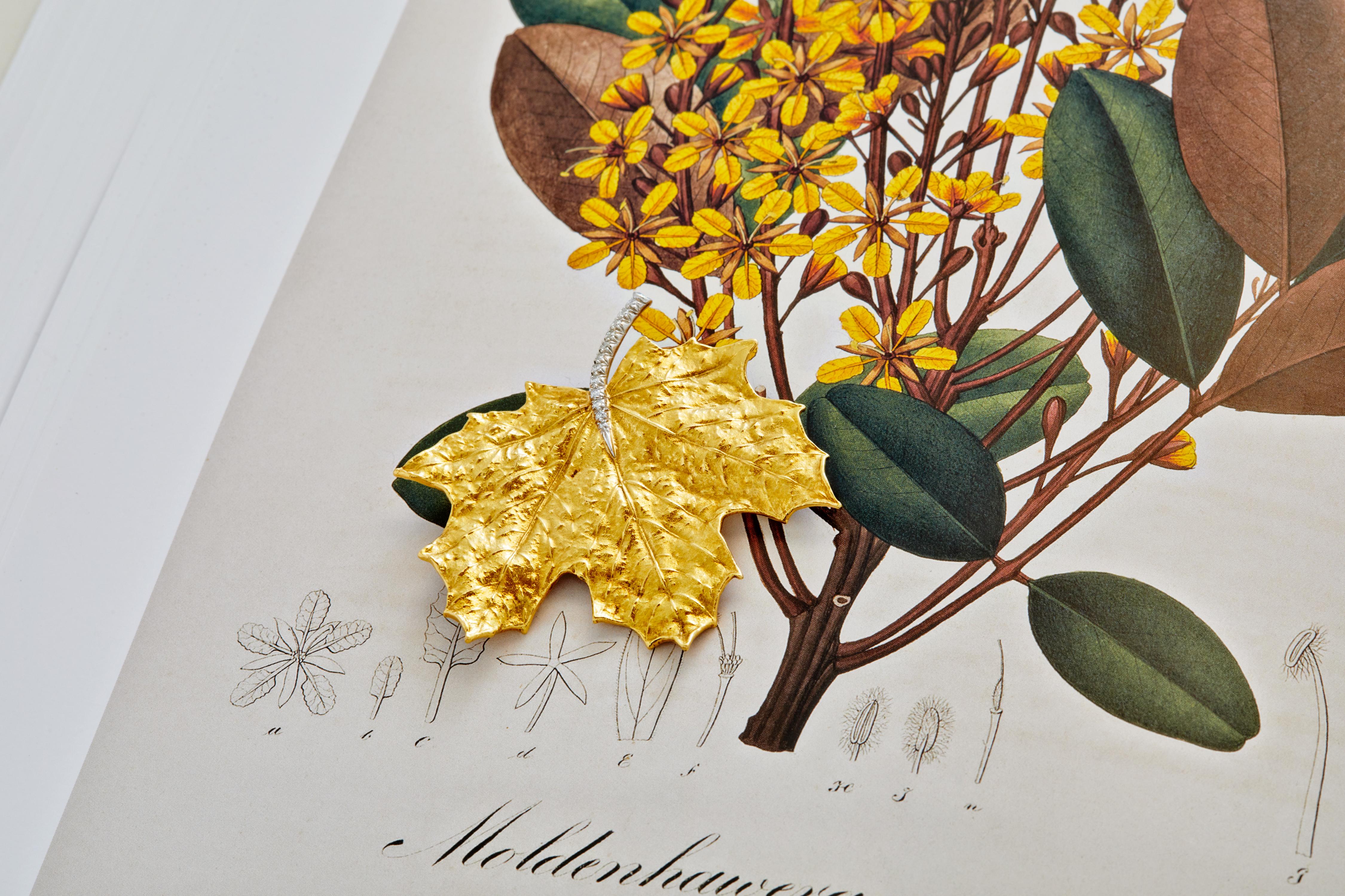 Brosche aus 19k Gold und Diamantblättern im Zustand „Gut“ im Angebot in Weston, MA