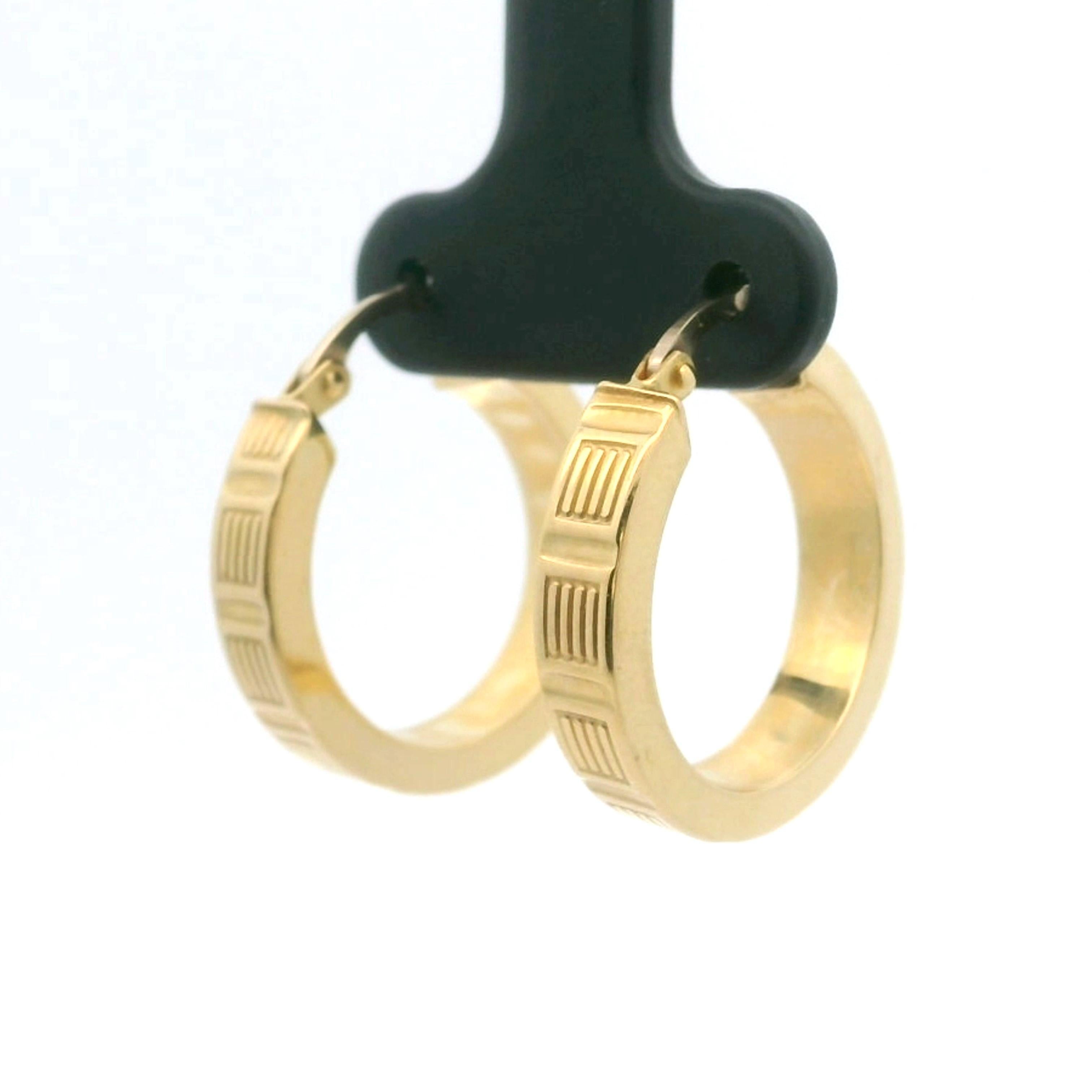 Zustand: Ausgezeichneter Condit, Professionell gereinigt und poliert
Metall: 19k Gold (markiert und professionell getestet)
Gewicht: 3,2 g
Länge: 1 Zoll
Breite: 0,9 Zoll
Verschluss: Snap Backs
Markierungen: 