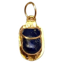 Charme scarabée en or jaune 19 carats avec émail bleu #25296