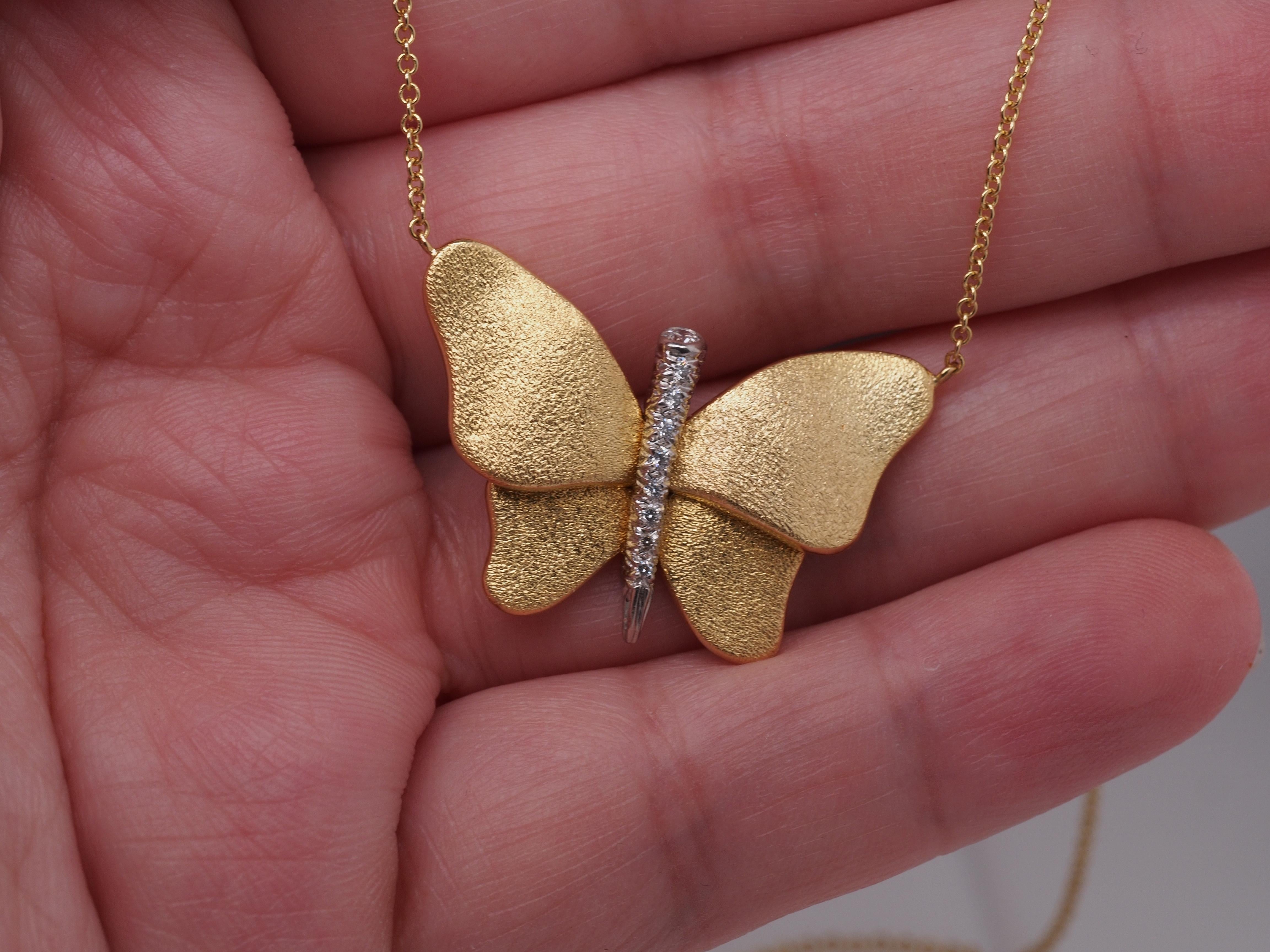 19K Yellow Gold/Platinum .25cttw Round Brilliant Diamond Butterfly Necklace For Sale 2
