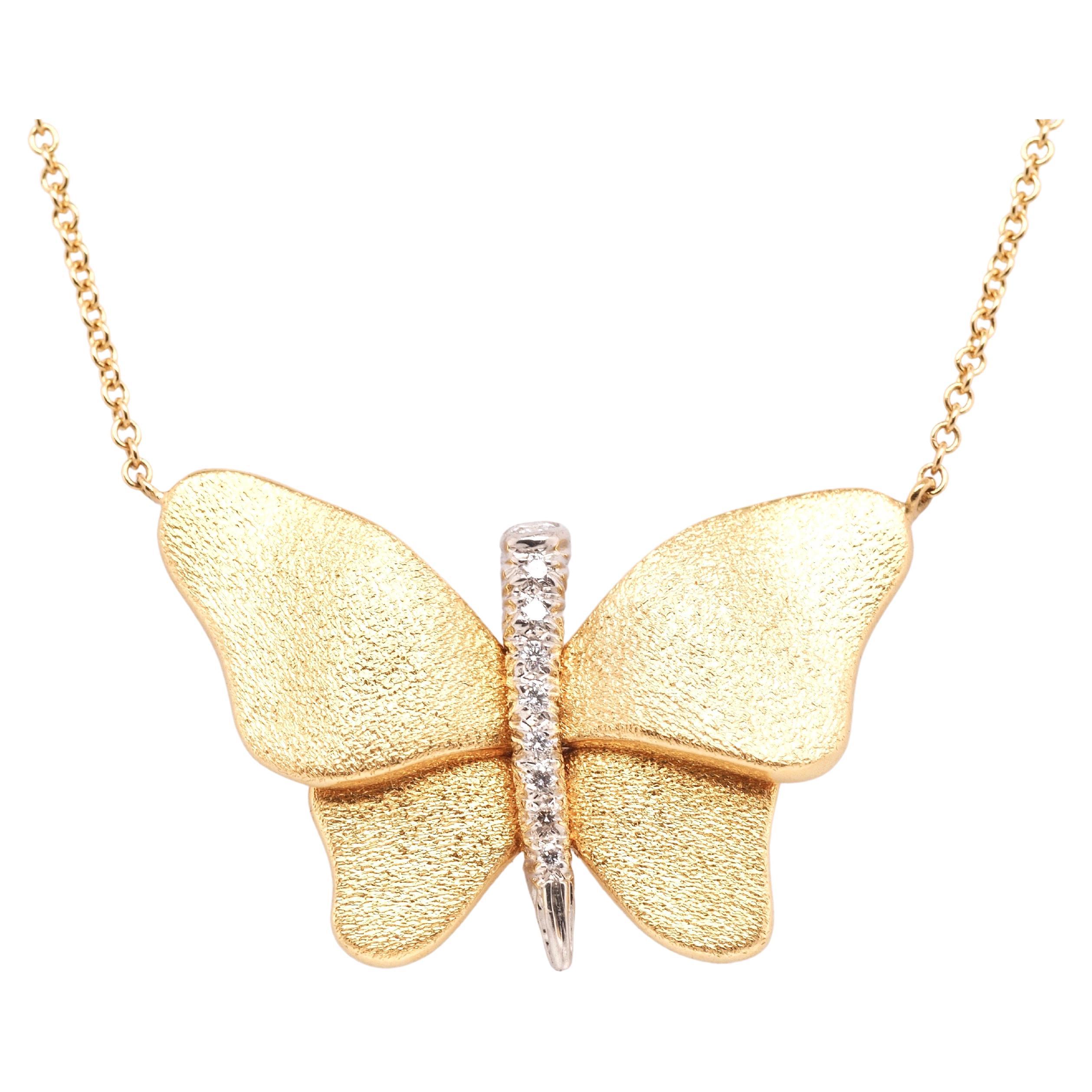 19K Yellow Gold/Platinum .25cttw Round Brilliant Diamond Butterfly Necklace For Sale