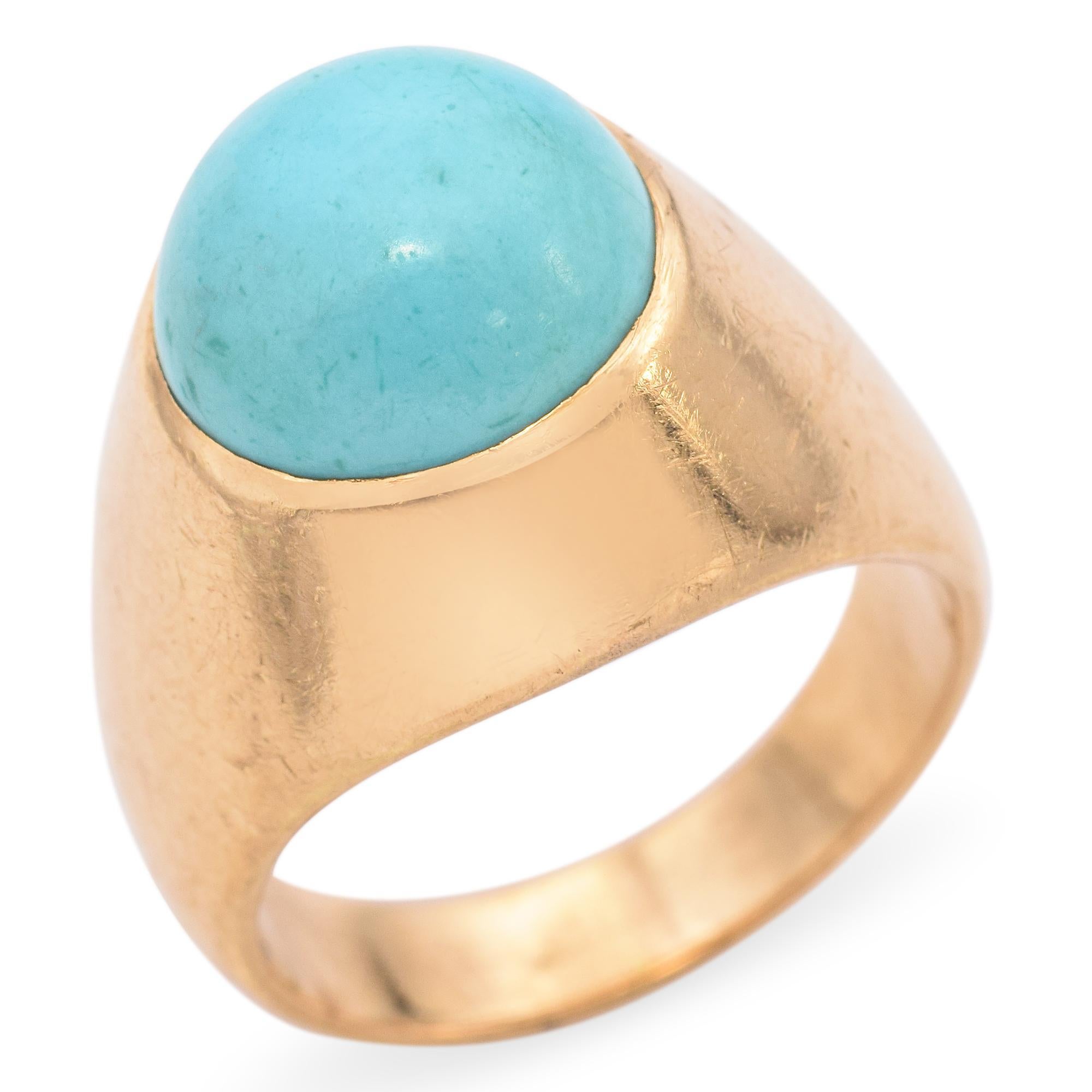 Cette bague en or jaune 19k présente un cabochon de turquoise lisse, rayonnant d'une couleur vibrante et d'un charme naturel. Le sertissage d'or haute qualité ajoute une chaleur riche et luxueuse qui s'harmonise parfaitement avec la pierre bleue