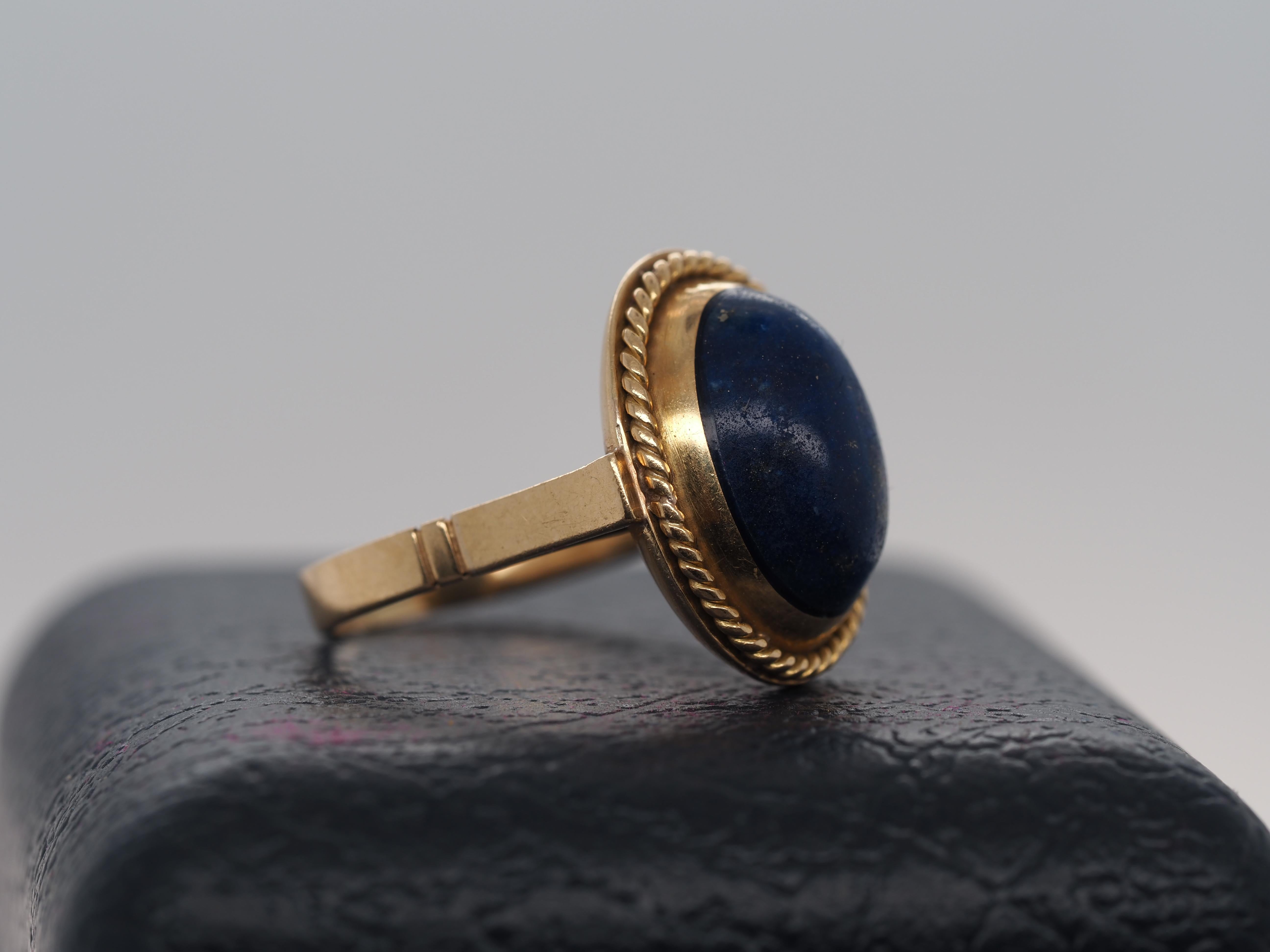 19k Yellow Gold Vintage Oval Shape Lapis Ring In Good Condition For Sale In Atlanta, GA