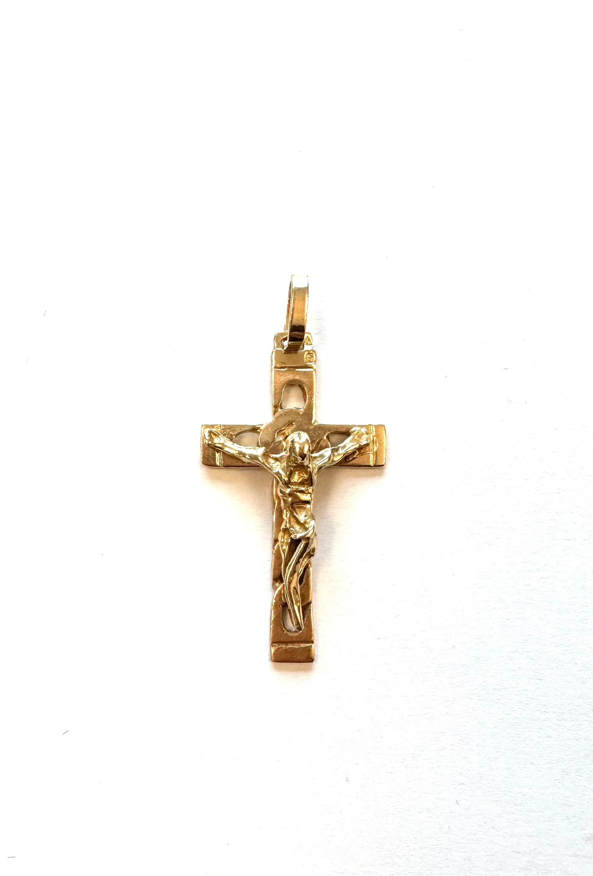 Gorgeous Portuguese crucifix in 19kt yellow gold representing Jesus crucified. Sublime work of details specially on the front side, this crucifix is in very good condition, presents no signs of structural imperfections. The pendant is dating from