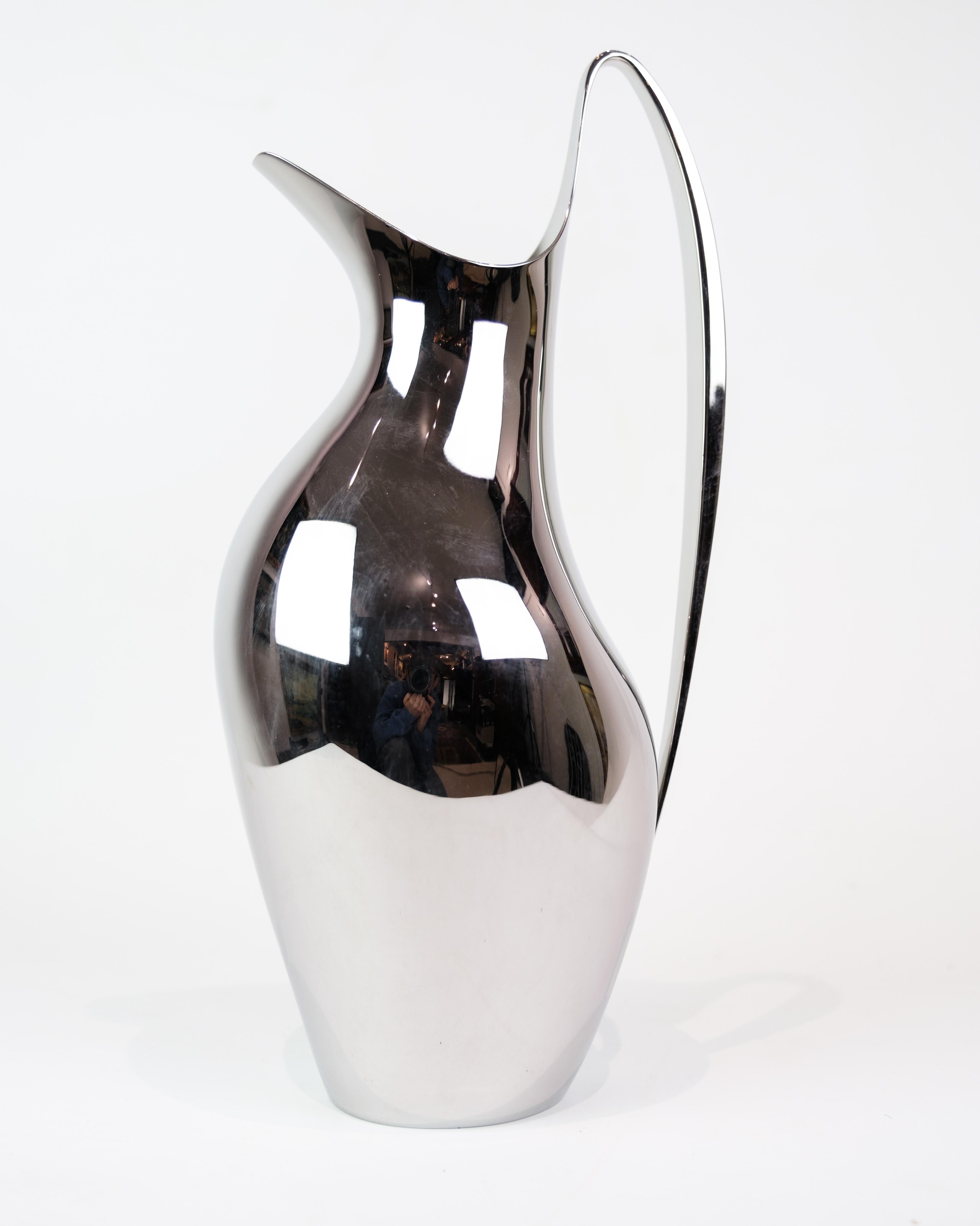 Le pichet HK de Georg Jensen a une capacité de 1,9 litre et est fabriqué en acier inoxydable. Conçu par Henning Koppel, le pichet allie la fonctionnalité à une esthétique élégante et minimaliste. Koppel, connu pour ses formes organiques et