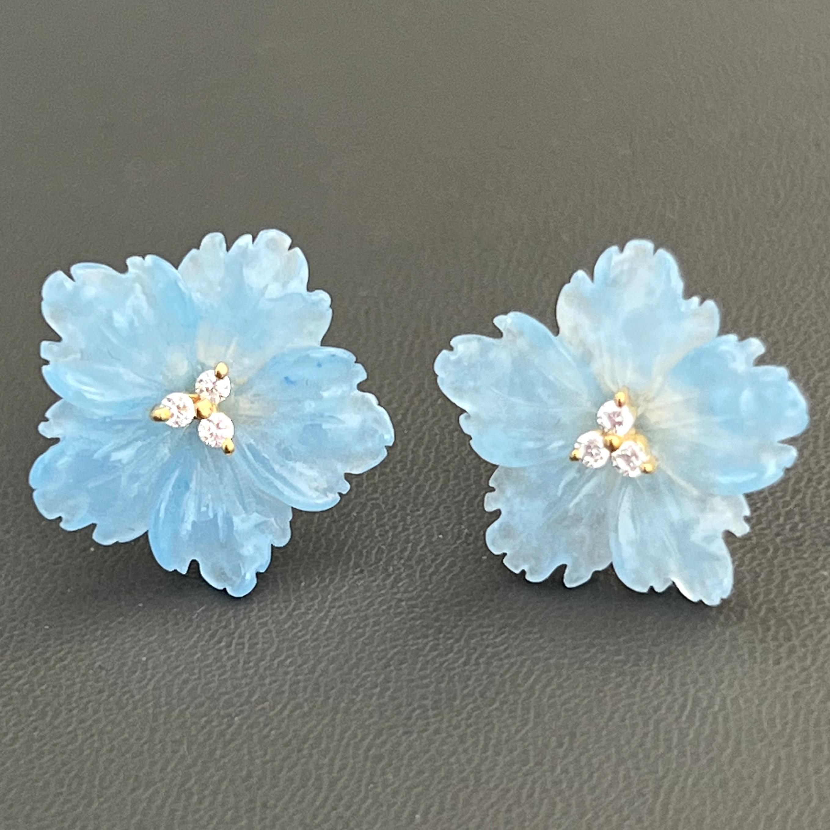 Elegant 19mm Carved Blue Quartzite Flower Vermeil Earrings

This gorgeous pair of earrings features 19mm blue quartzite carved into beautiful 3D flower, adorned with round simulated diamonds in the center, handset in 18k yellow gold vermeil over