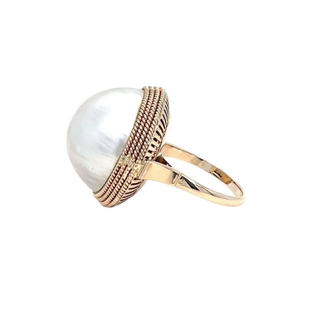19mm Mabe Pearl Ring in Yellow Gold In Good Condition For Sale In Coral Gables, FL