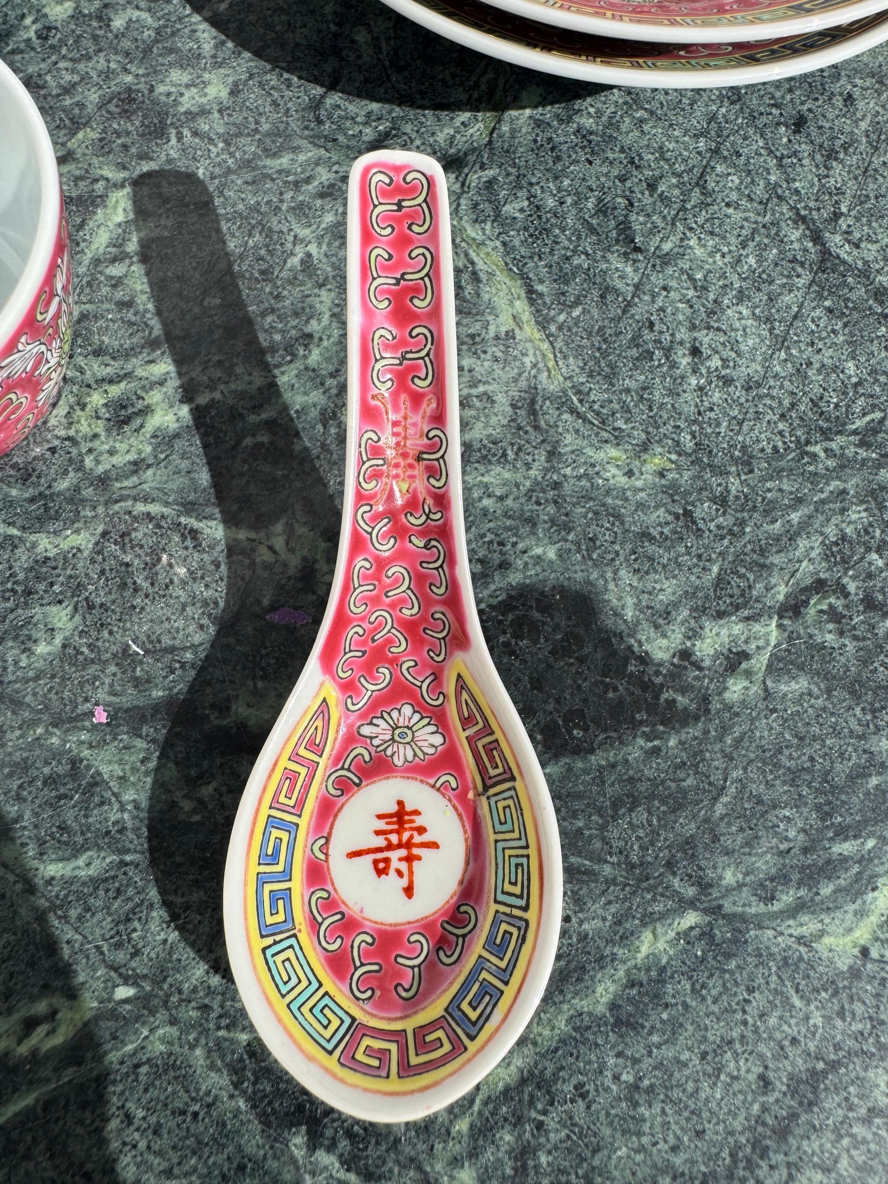 Il s'agit d'un ensemble de 19 pièces de vaisselle rose Mun Shou.
Le motif Mun Shou représente la longévité.
Ce set comprend 3 cuillères à soupe
                             3 bols
                             4 soucoupes
                            