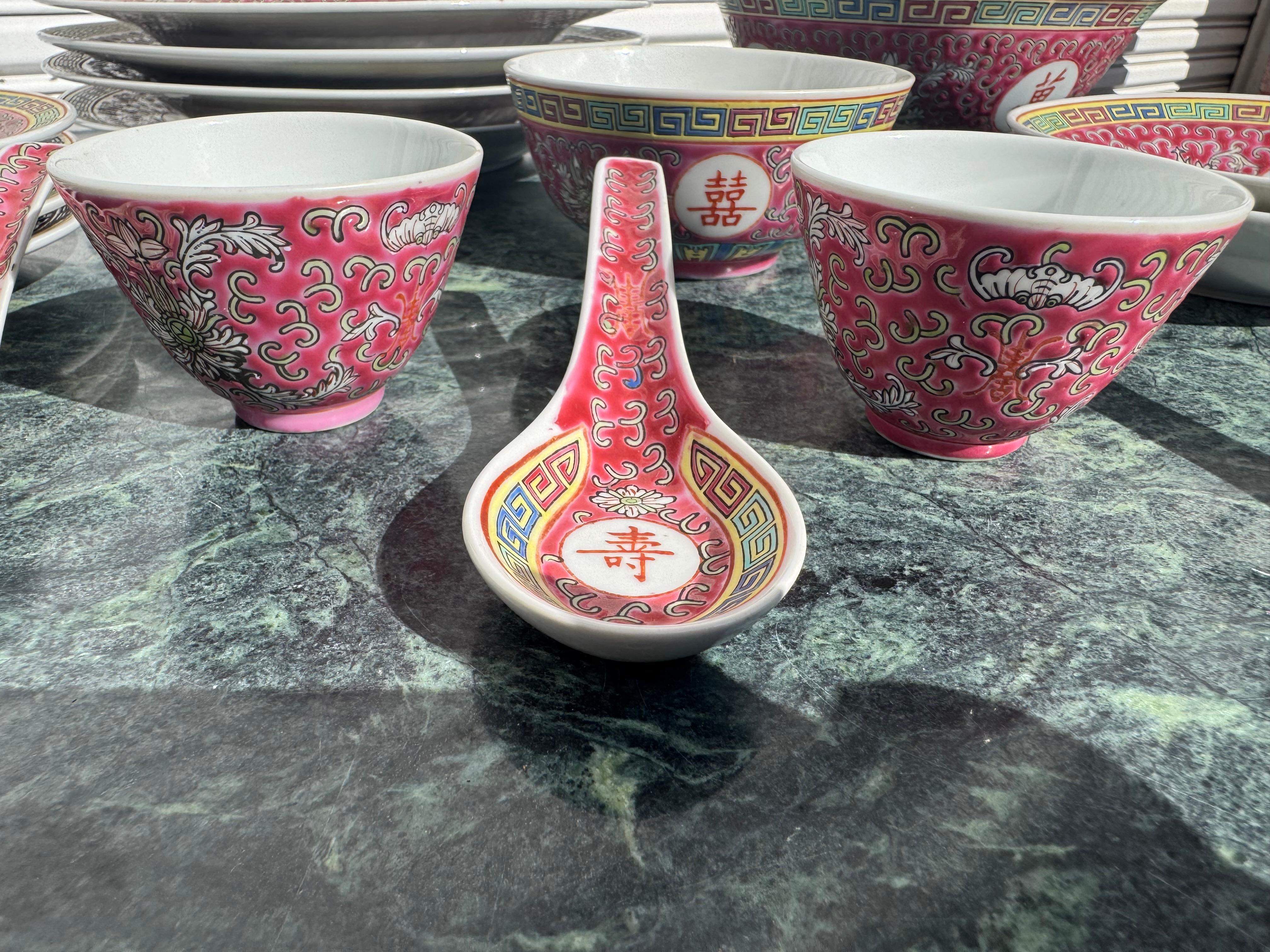 20ième siècle 19pc set of Mun Shou Dinnerware en vente