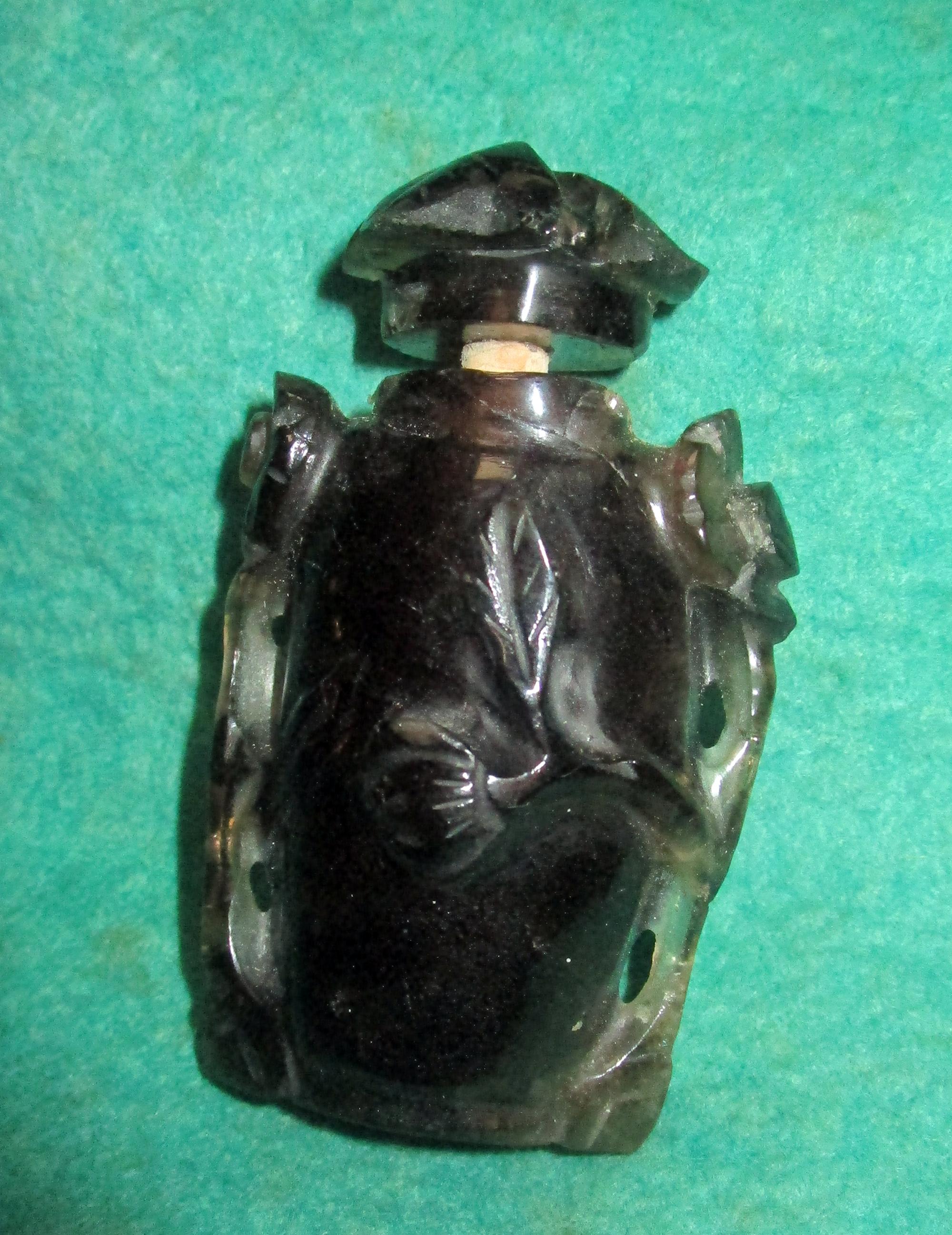 19th Century Chinese Carved Amethyst Snuff Bottle 3