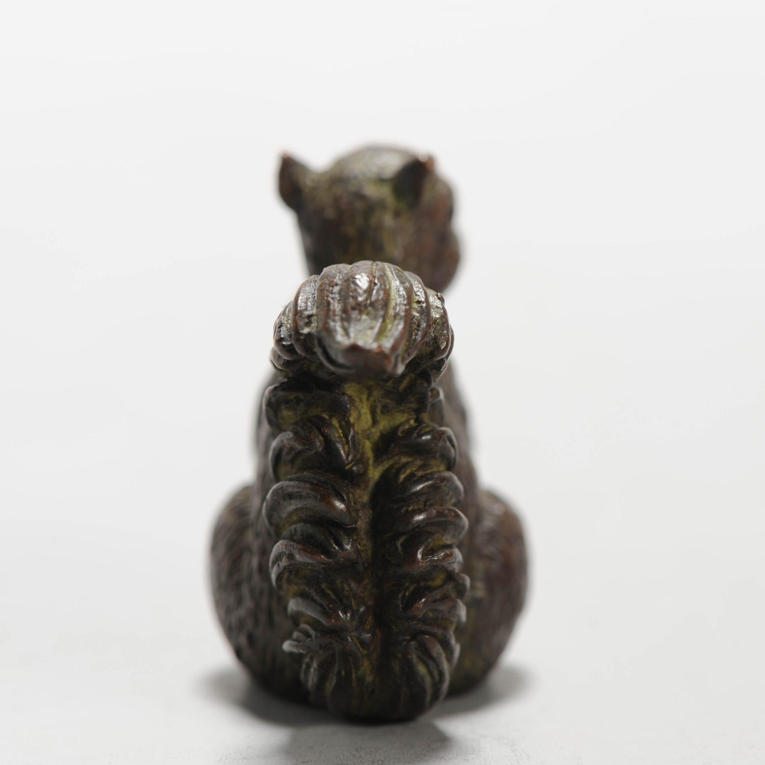 19./20. Jh. Bronze Netsuke Eichhörnchen mit Nuss Japan Japan im Angebot 7