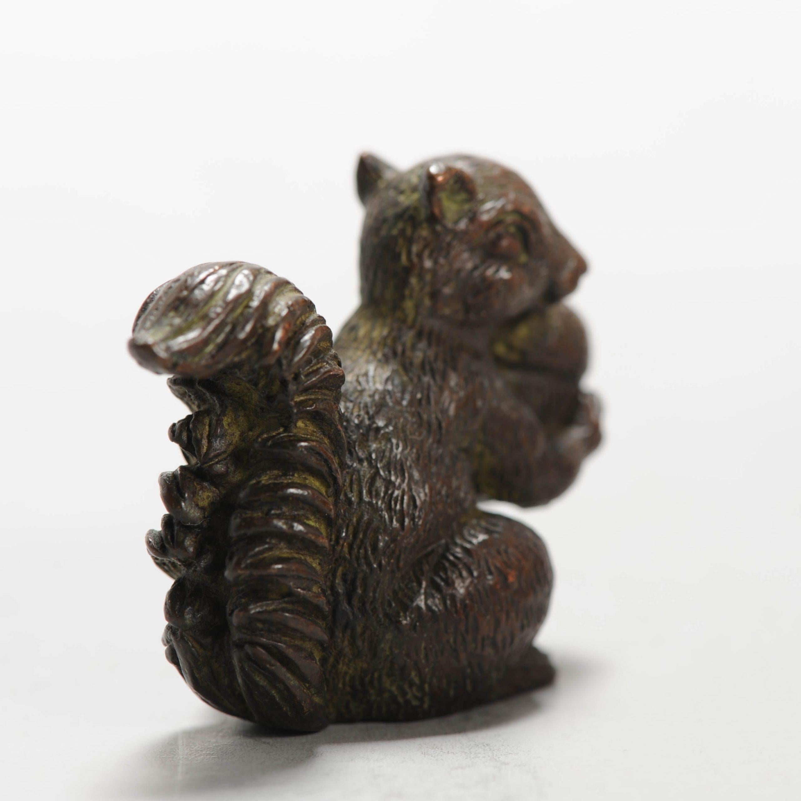 19./20. Jh. Bronze Netsuke Eichhörnchen mit Nuss Japan Japan (Meiji-Periode) im Angebot