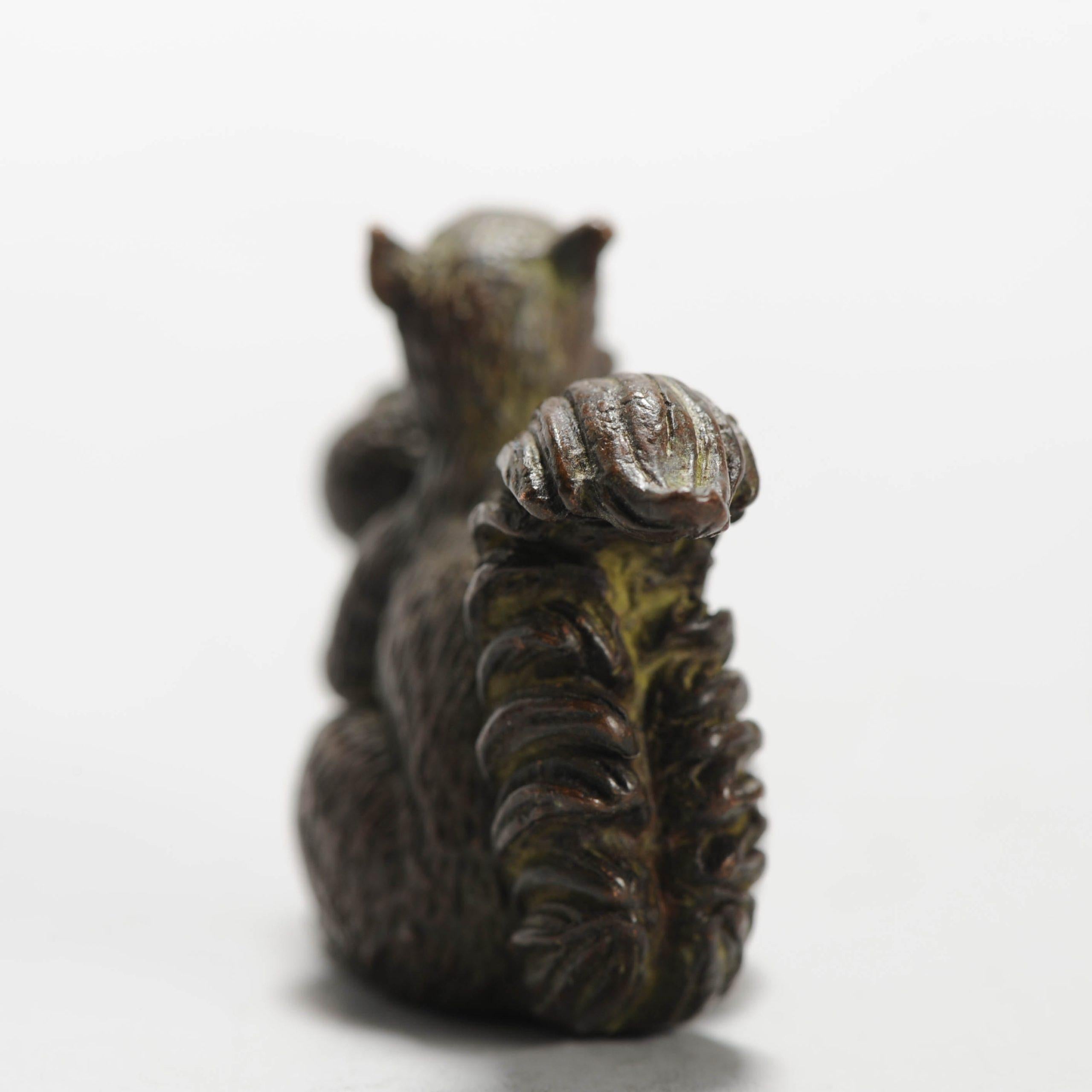 19th / 20th c Bronze Netsuke Squirrel with a nut Japanese Japan In Excellent Condition For Sale In Amsterdam, Noord Holland