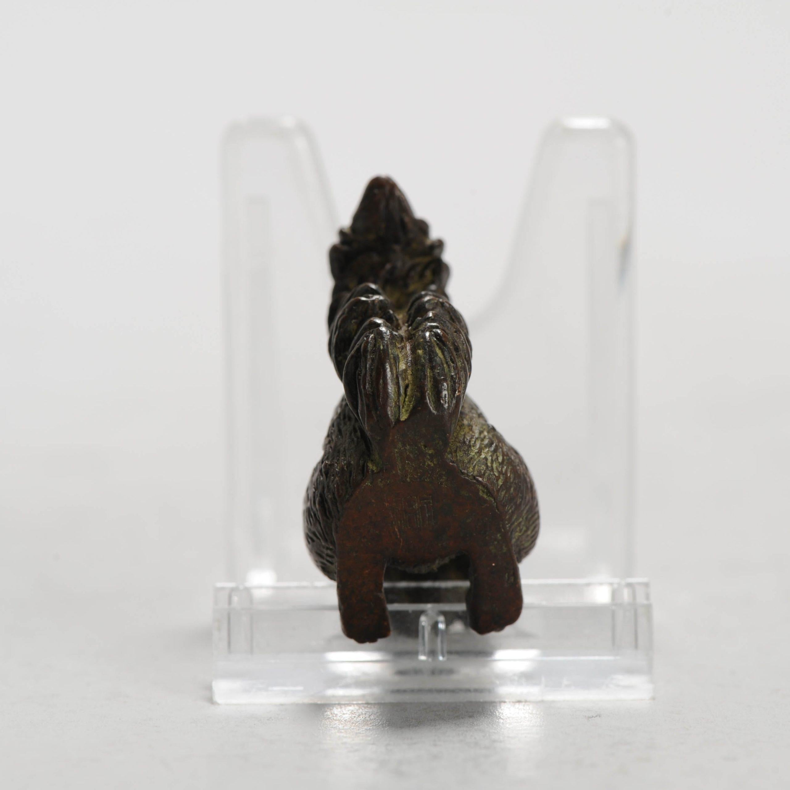 19./20. Jh. Bronze Netsuke Eichhörnchen mit Nuss Japan Japan (Metall) im Angebot