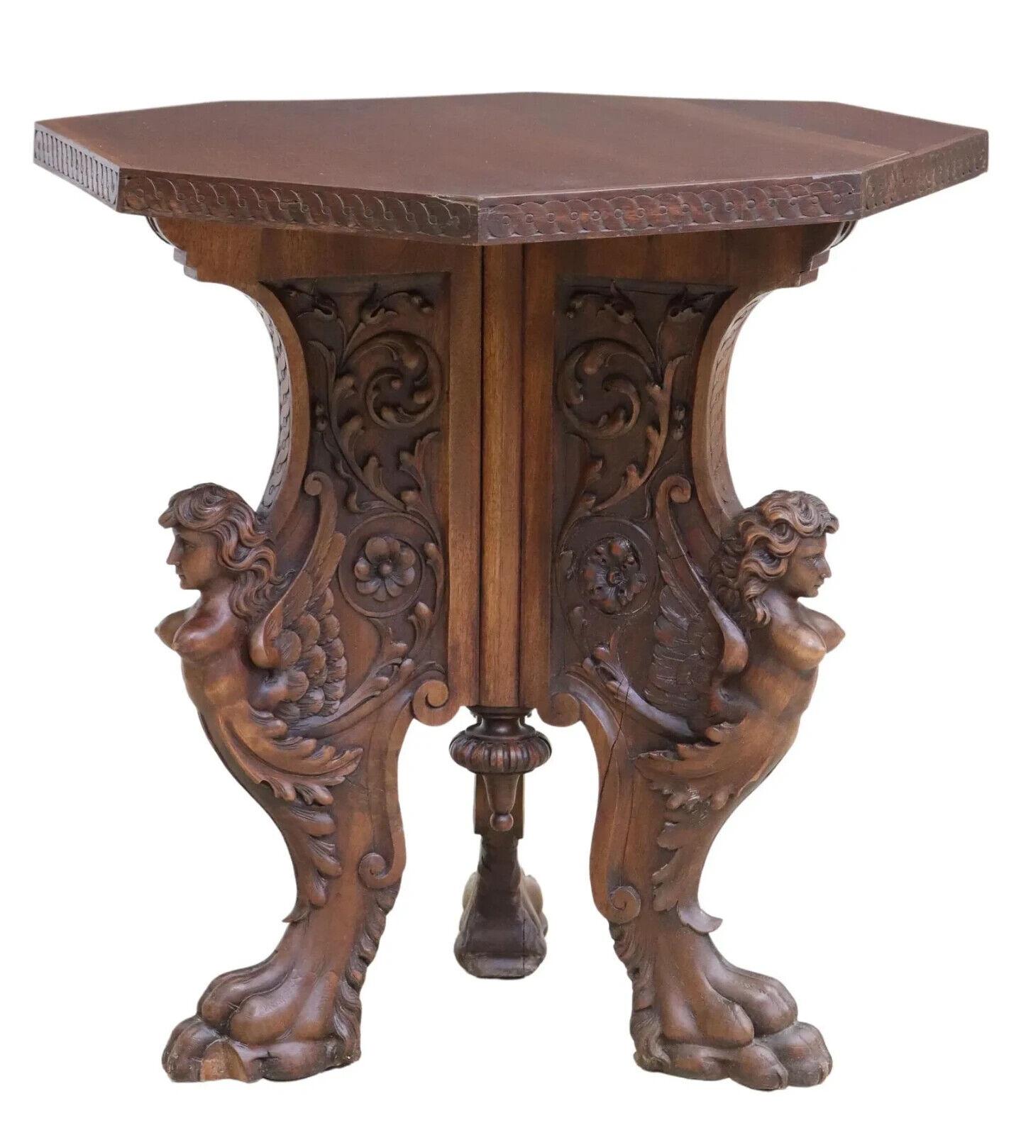 
Wunderschöner Tisch, Mitte, italienische Renaissance, geschnitzt  Nussbaum, Dreibein, 19./20. Jahrhundert!!

Dieser antike Mitteltisch mit seinen exquisiten Schnitzereien ist eine schöne Ergänzung für jeden Raum. Mit seinen dunklen Holztönen und