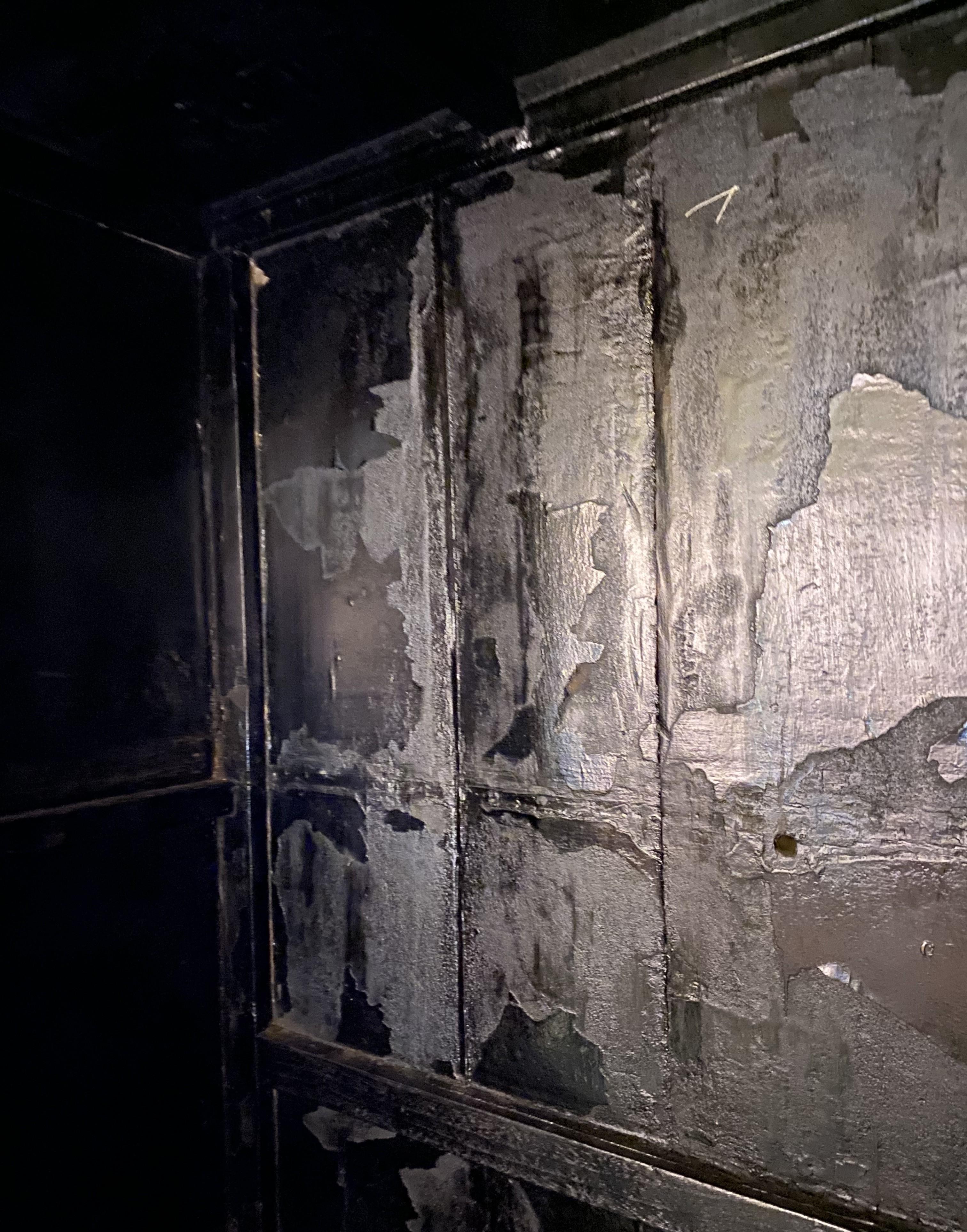 A.I.C., armoire ou meuble de mariage à décor peint en rouge et doré en vente 3