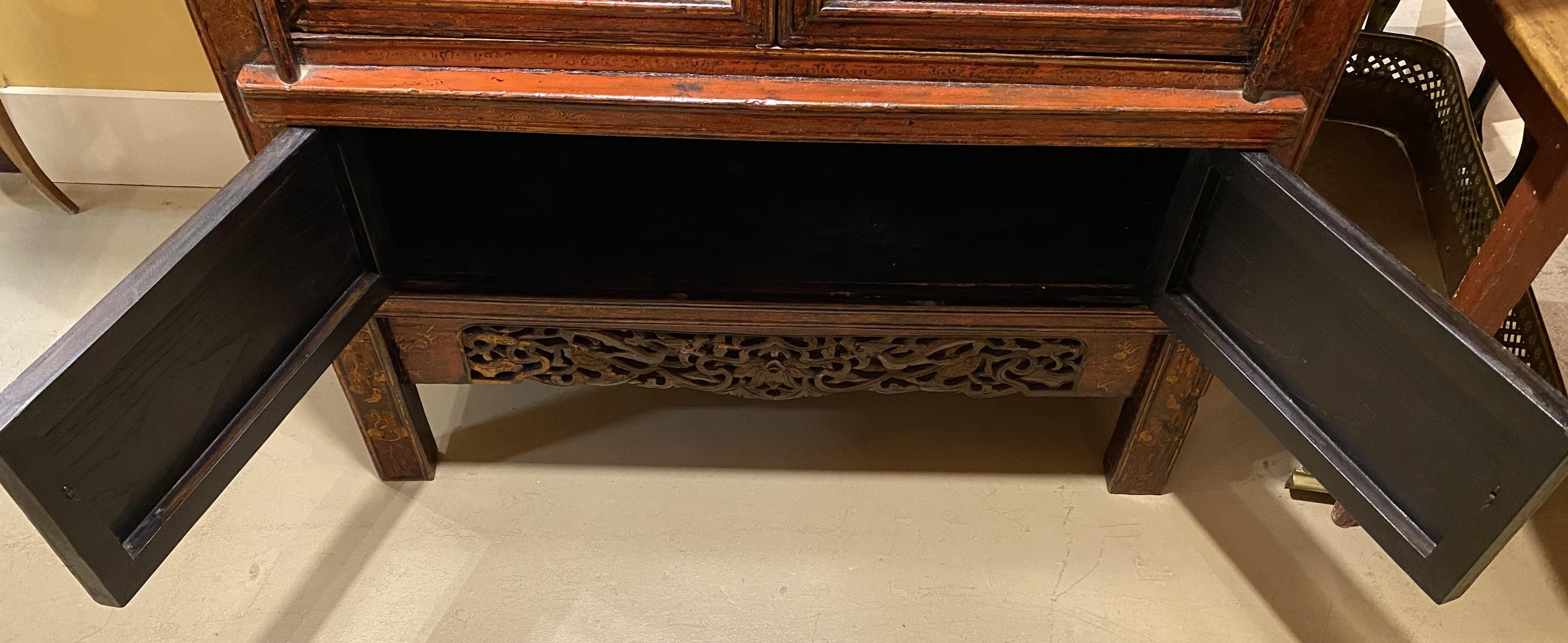 A.I.C., armoire ou meuble de mariage à décor peint en rouge et doré en vente 4
