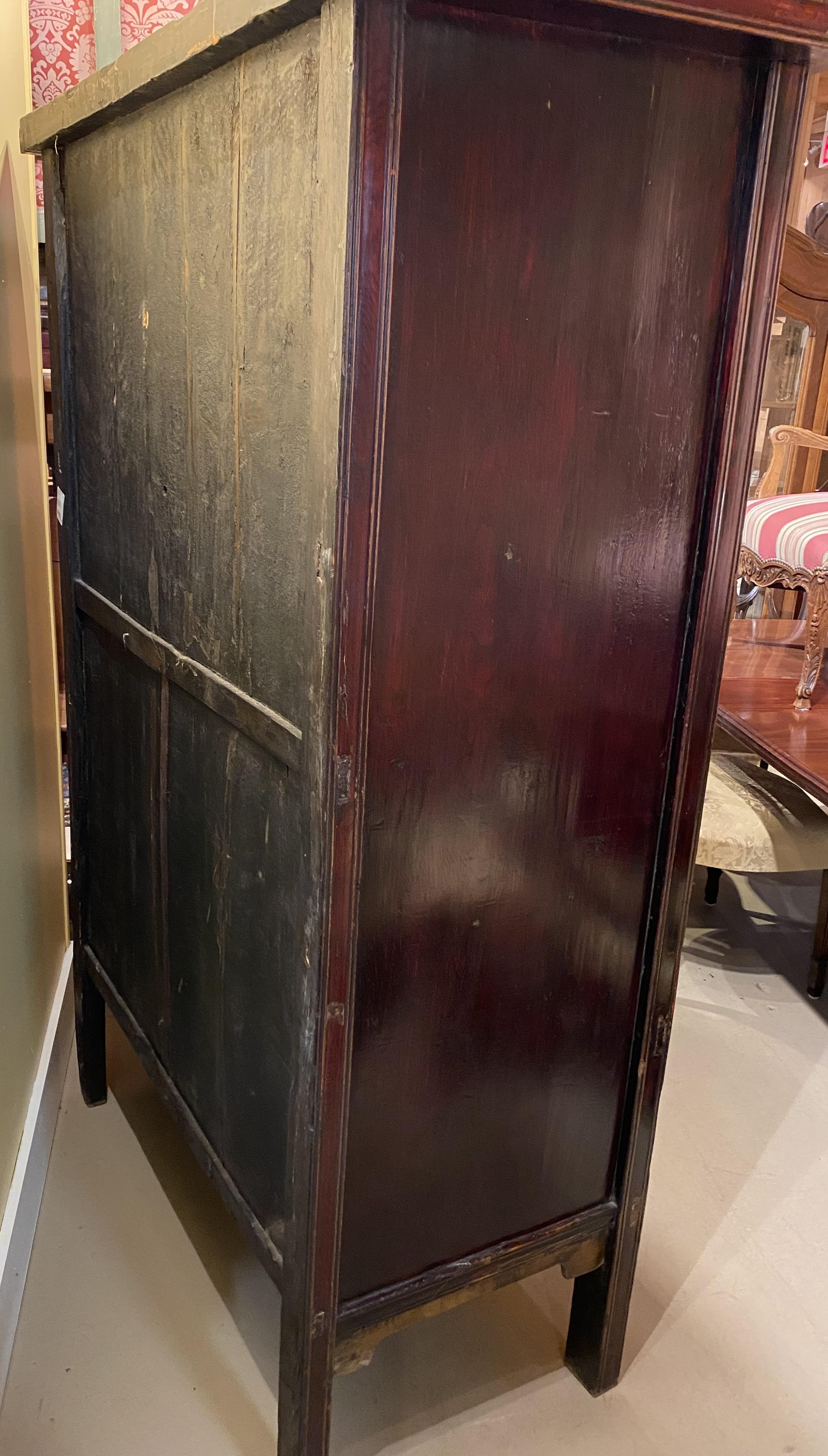 A.I.C., armoire ou meuble de mariage à décor peint en rouge et doré en vente 6