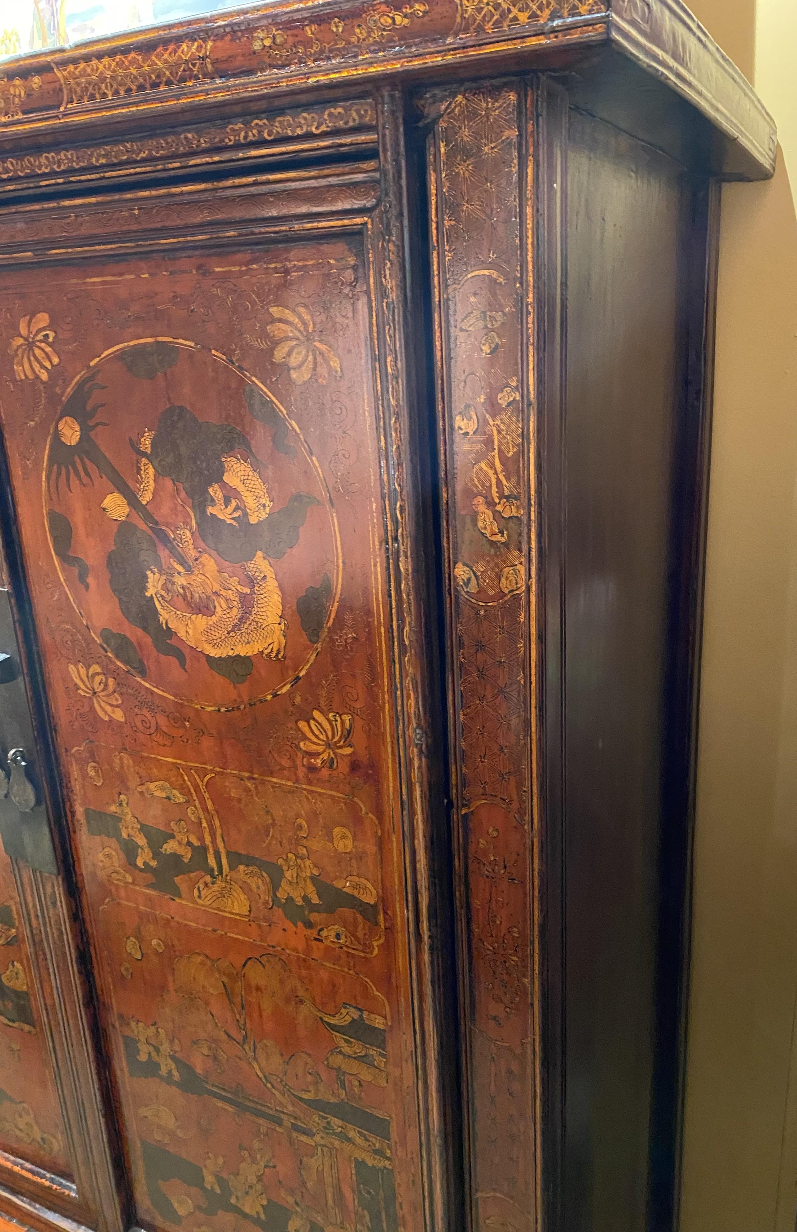 Chinoiseries A.I.C., armoire ou meuble de mariage à décor peint en rouge et doré en vente