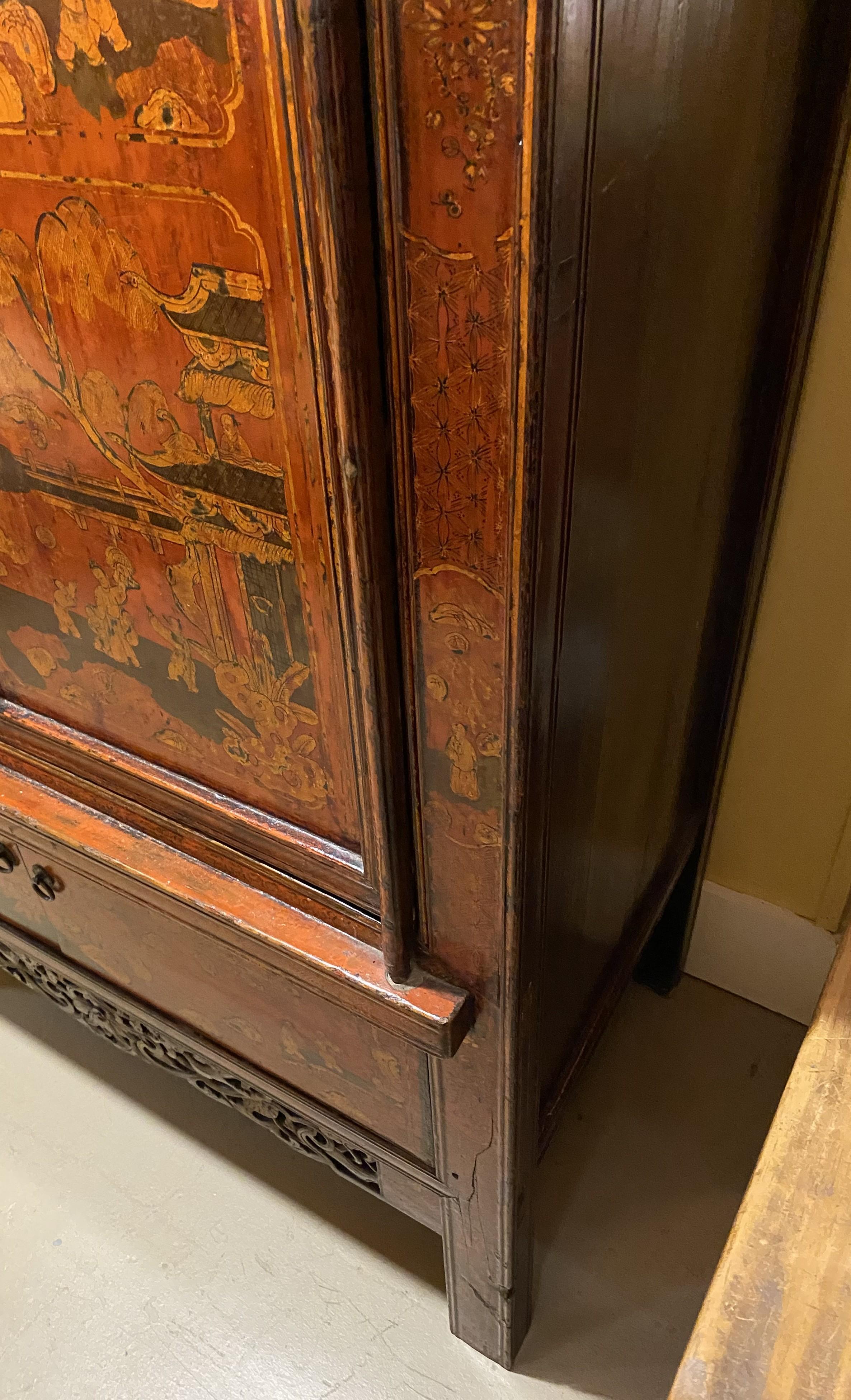 Chinois A.I.C., armoire ou meuble de mariage à décor peint en rouge et doré en vente