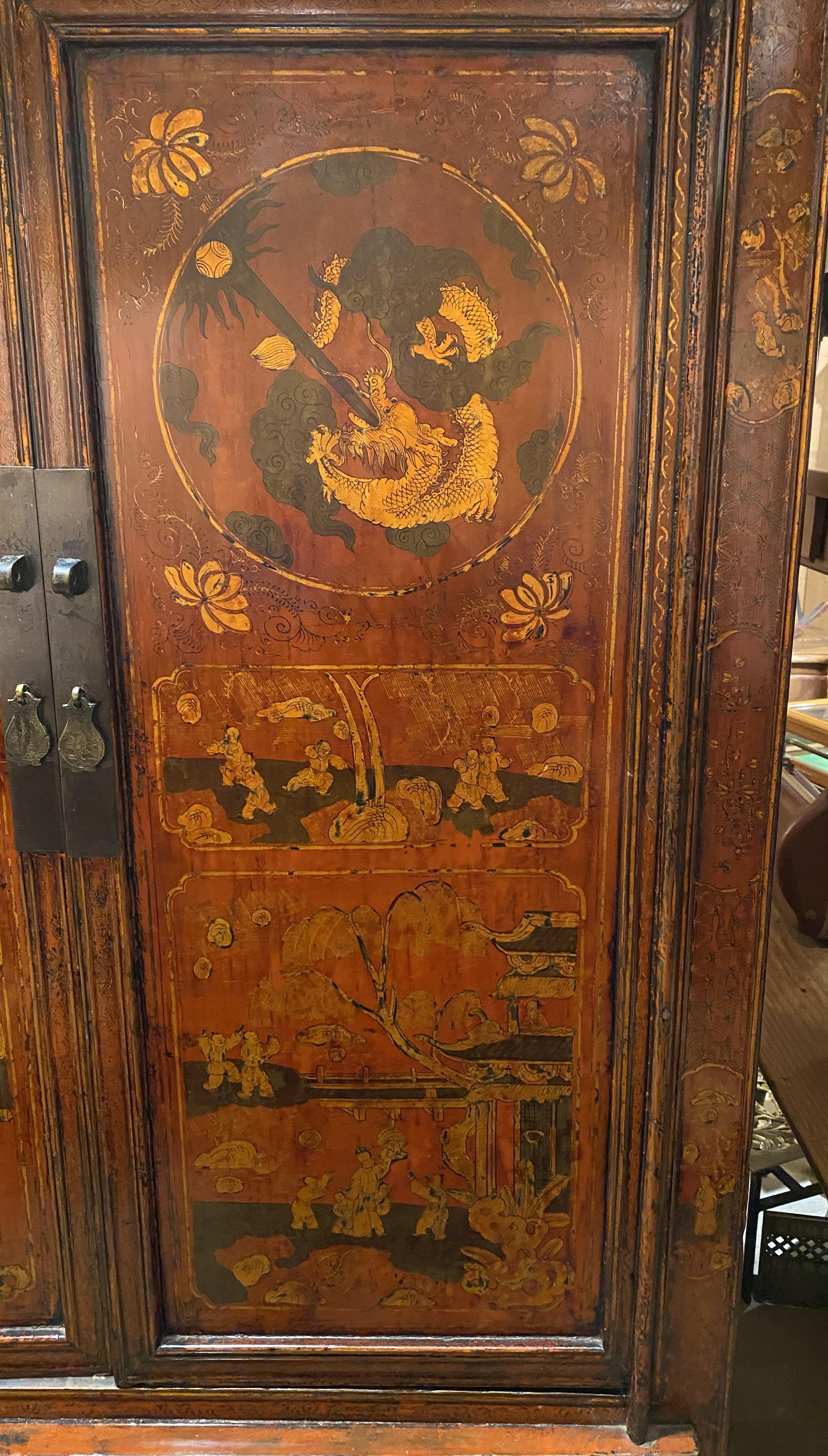 Doré A.I.C., armoire ou meuble de mariage à décor peint en rouge et doré en vente