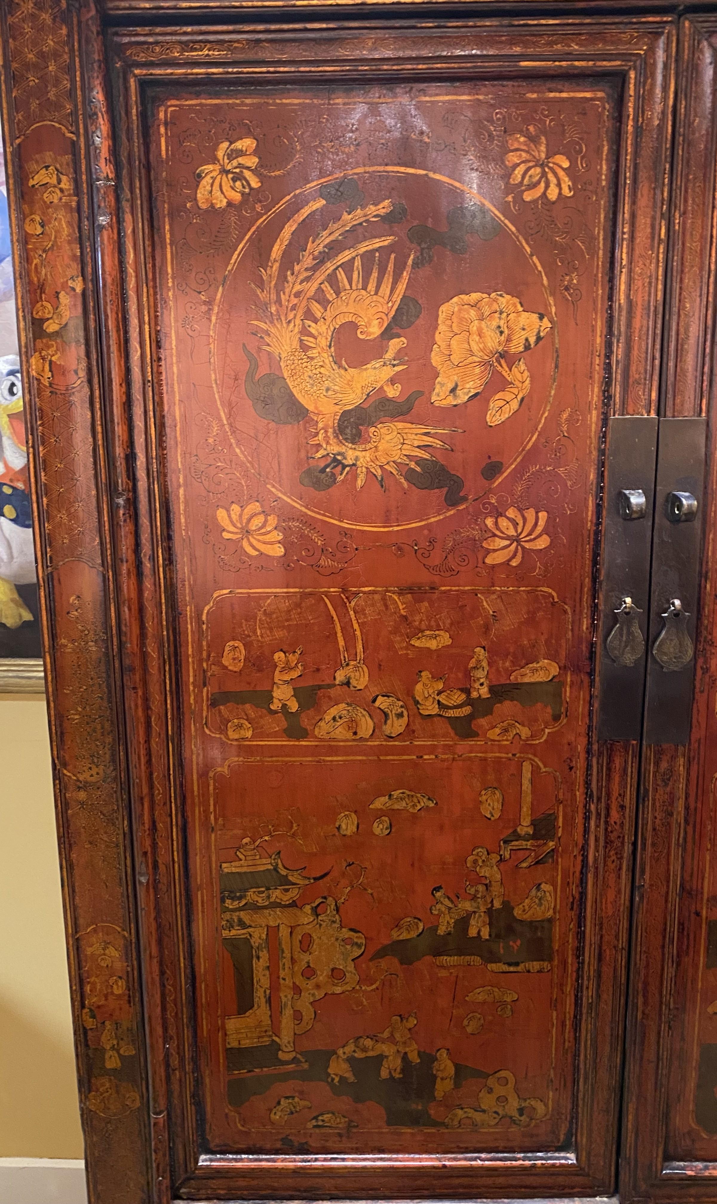 A.I.C., armoire ou meuble de mariage à décor peint en rouge et doré Bon état - En vente à Milford, NH