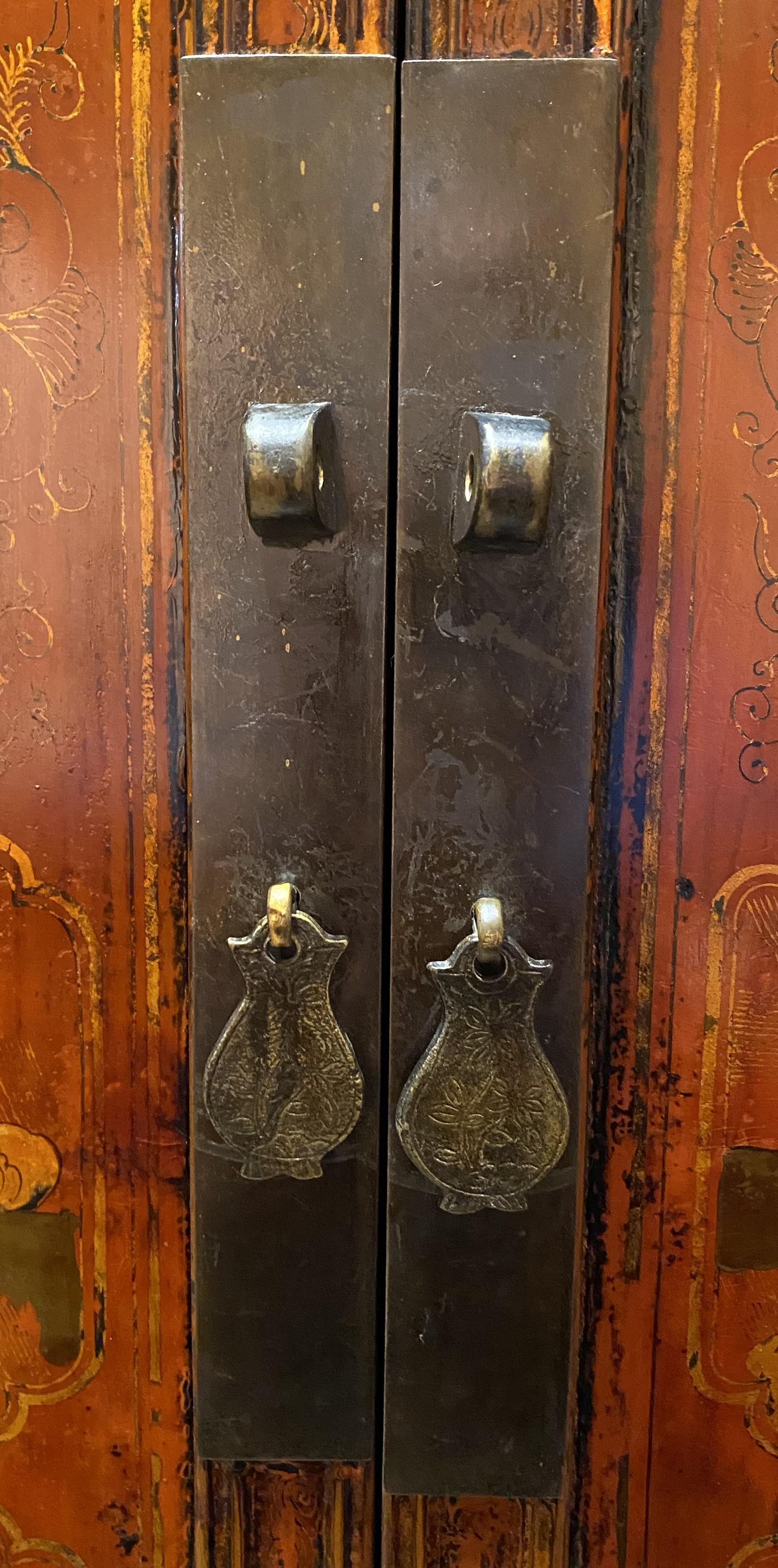 XIXe siècle A.I.C., armoire ou meuble de mariage à décor peint en rouge et doré en vente
