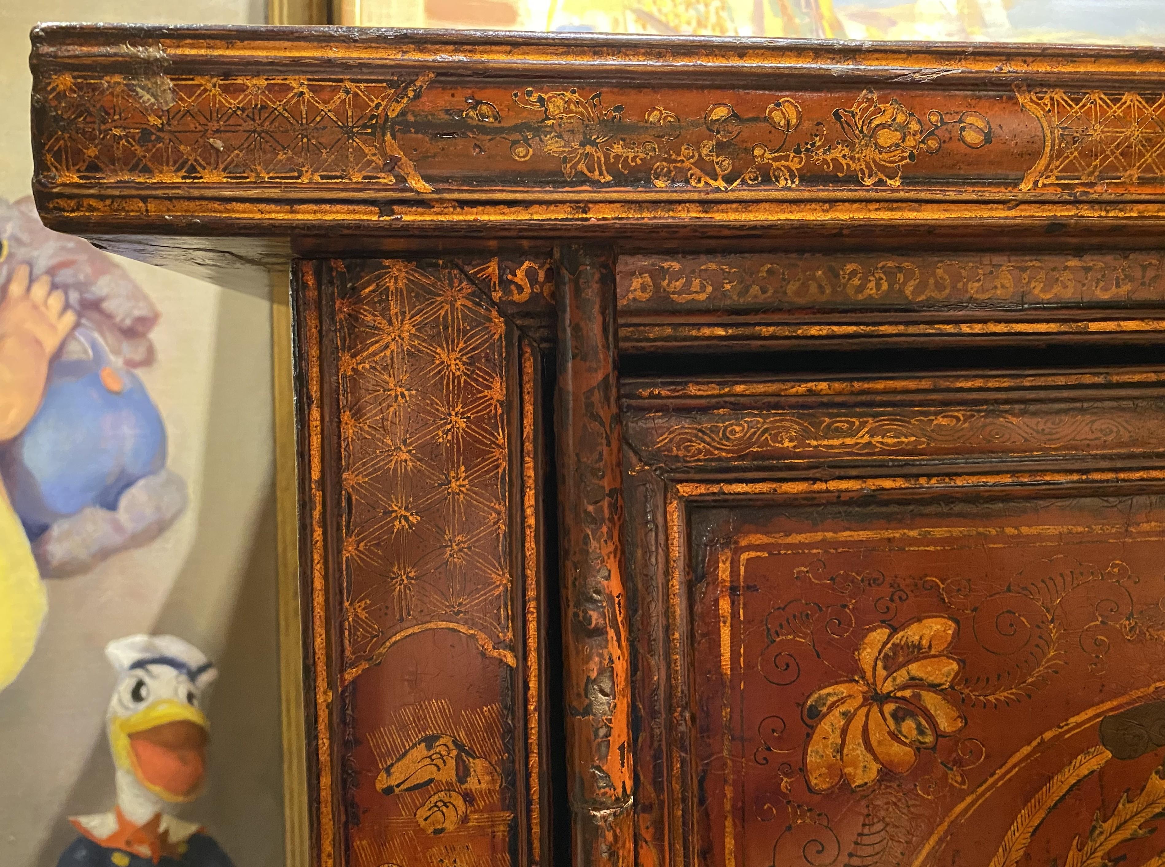 Bois A.I.C., armoire ou meuble de mariage à décor peint en rouge et doré en vente
