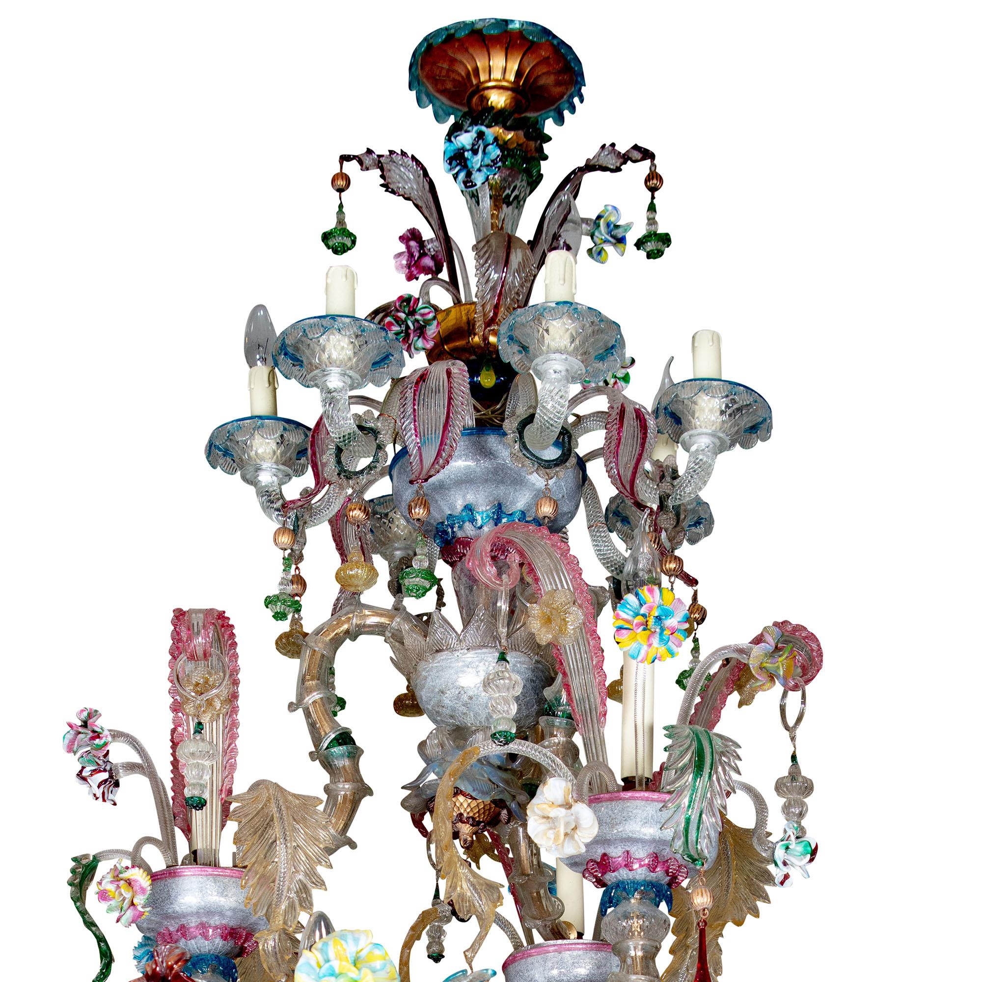 Rare lustre en verre polychrome de Murano du 19e siècle, abondamment orné d'éléments floraux et de feuillages, 30 lumières réparties sur trois niveaux 6, 9, 18.
Italie, XIXe siècle, Murano,

Mesures : Hauteur 210, diamètre 140cm.