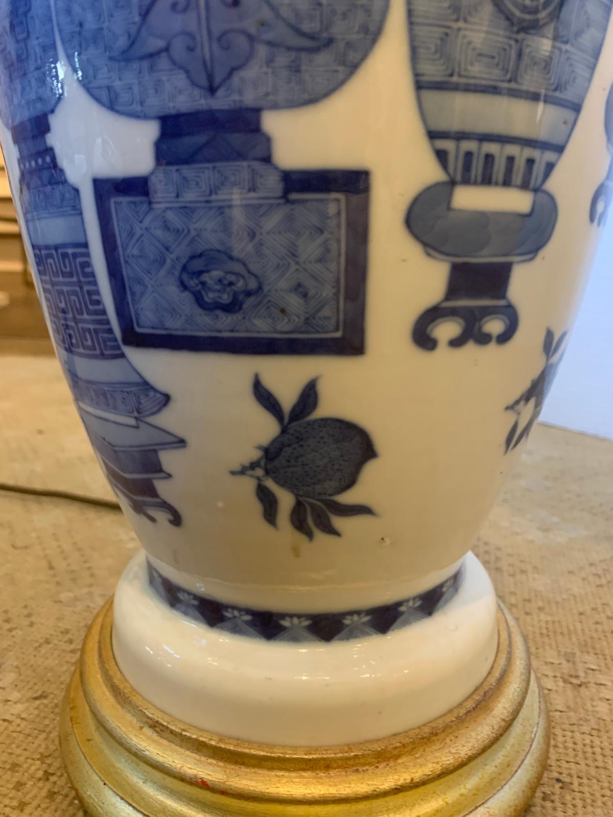 lampe en porcelaine bleue et blanche du 19e-20e siècle provenant de la succession de D. Byers en vente 5