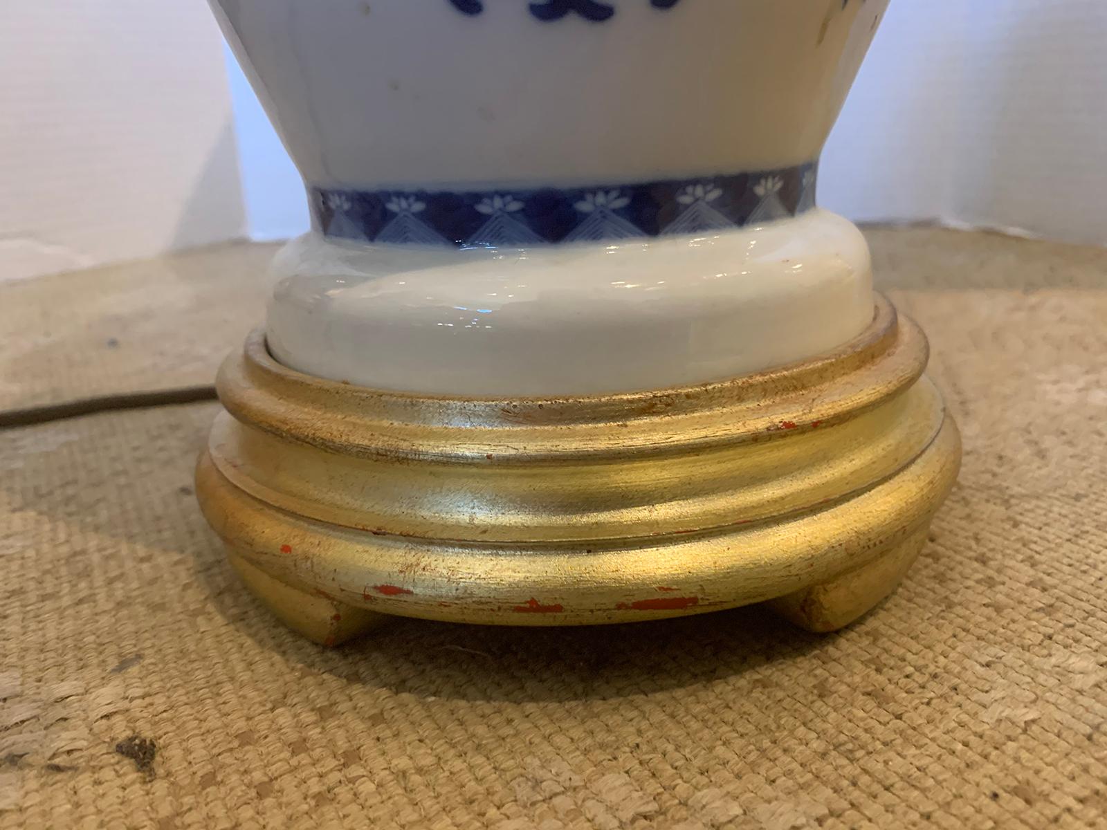 lampe en porcelaine bleue et blanche du 19e-20e siècle provenant de la succession de D. Byers en vente 6