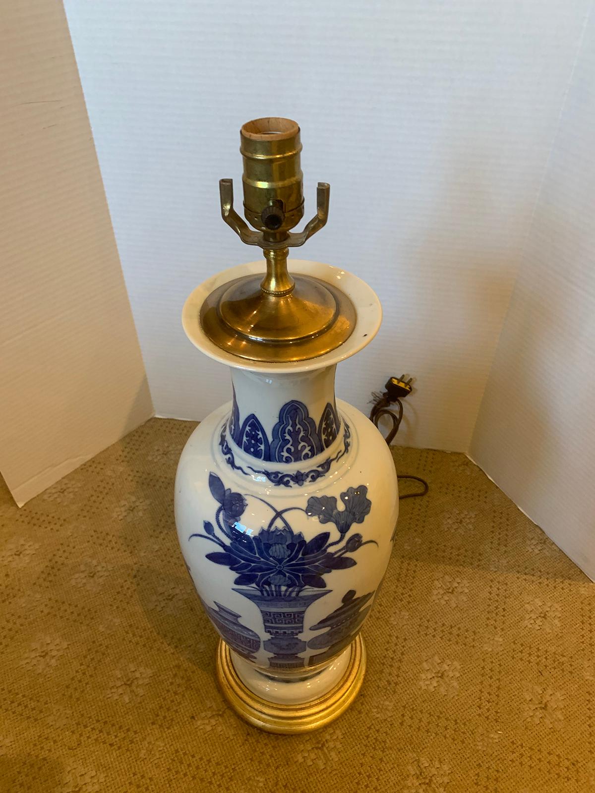 lampe en porcelaine bleue et blanche du 19e-20e siècle provenant de la succession de D. Byers en vente 10
