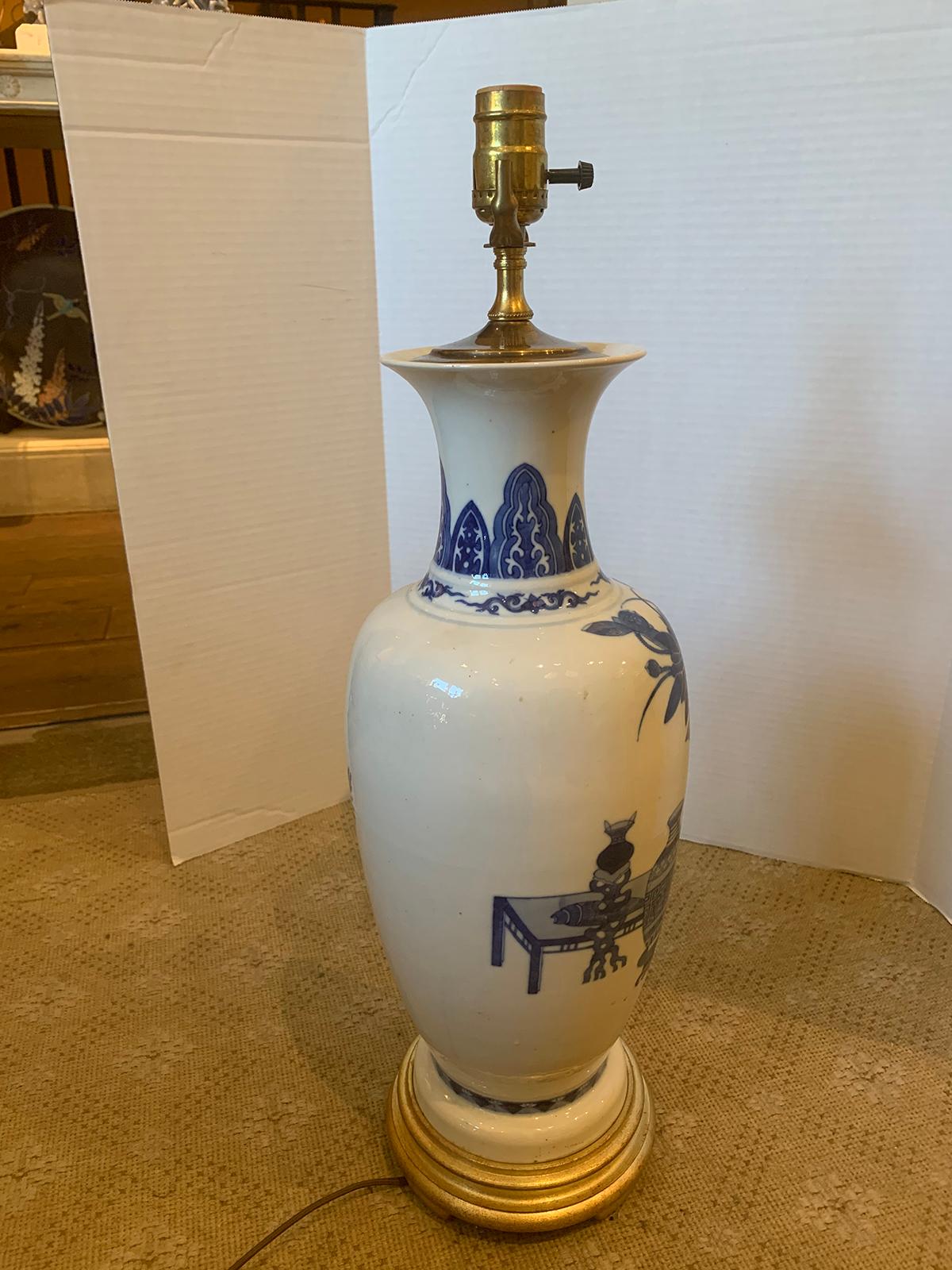 lampe en porcelaine bleue et blanche du 19e-20e siècle provenant de la succession de D. Byers en vente 1