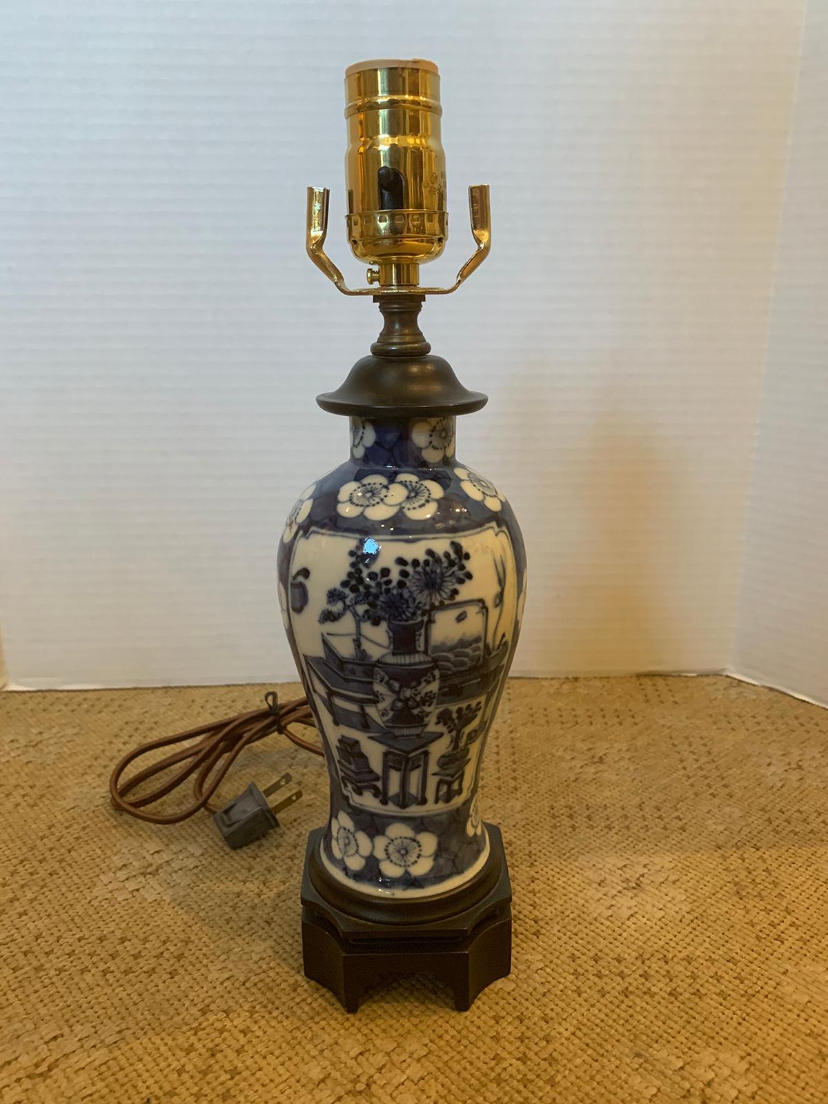 19th-20th century blue & white porcelain vase as lamp
New wiring
Measures: Overall 3.75