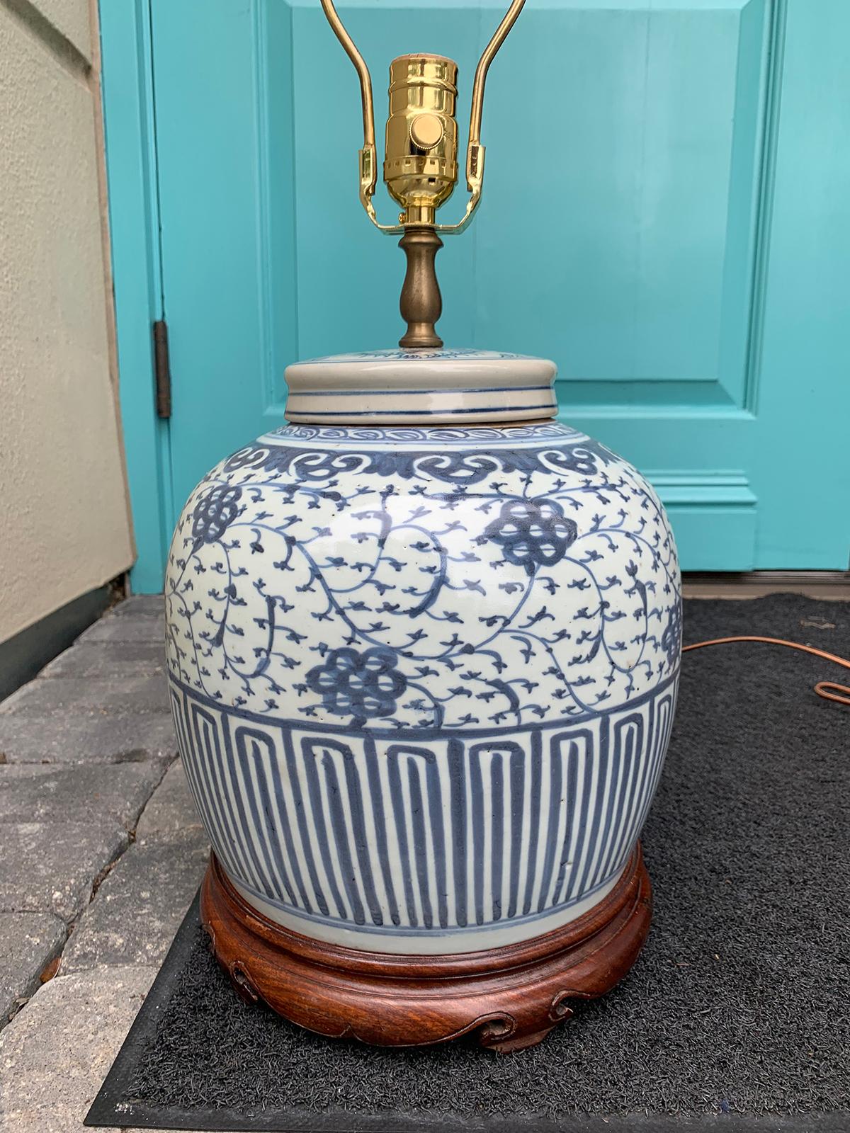 19th-20th Century Chinese Blue and White Covered Porcelain Jar as Lamp In Good Condition For Sale In Atlanta, GA