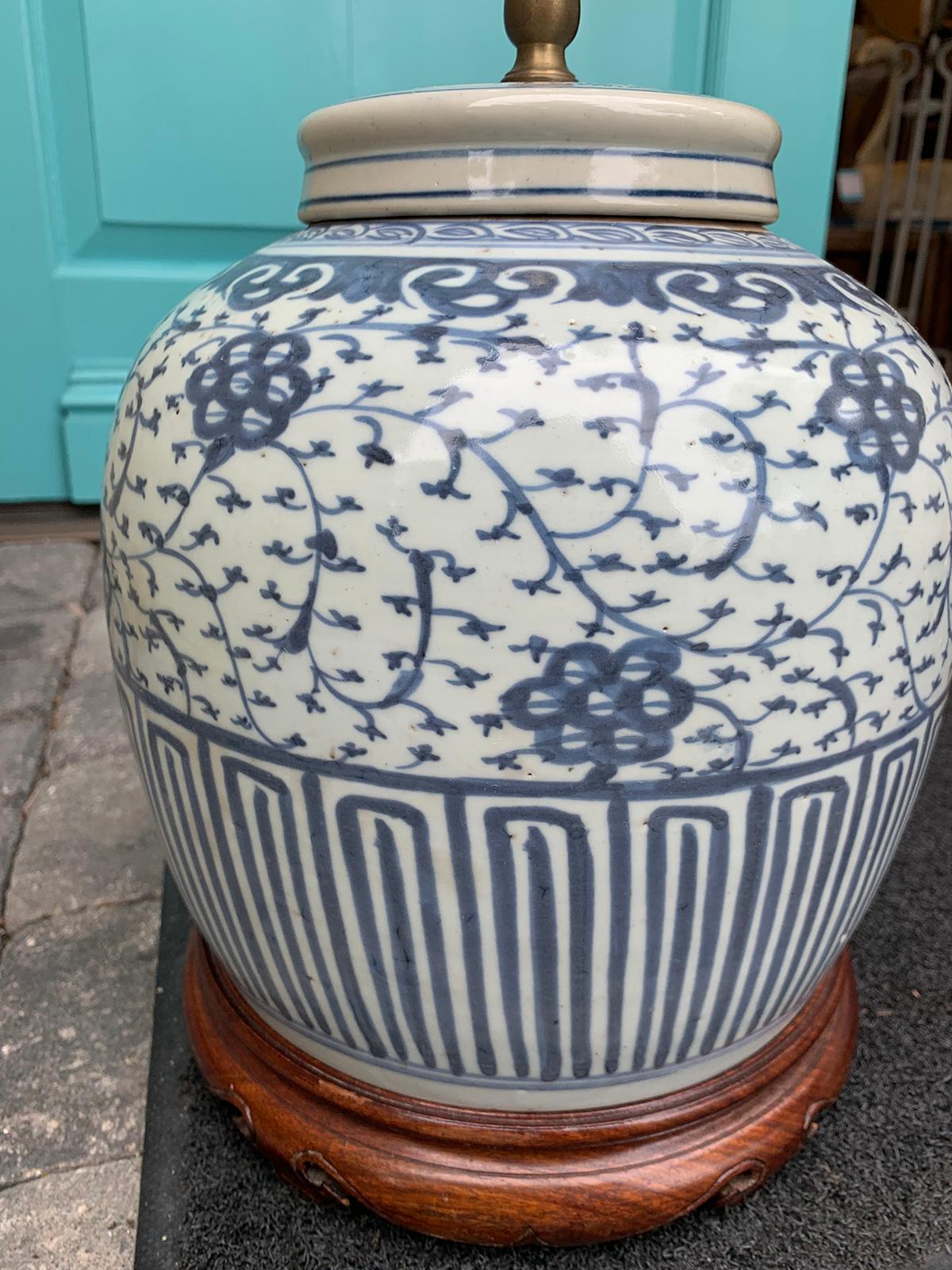 19th-20th Century Chinese Blue and White Covered Porcelain Jar as Lamp For Sale 2