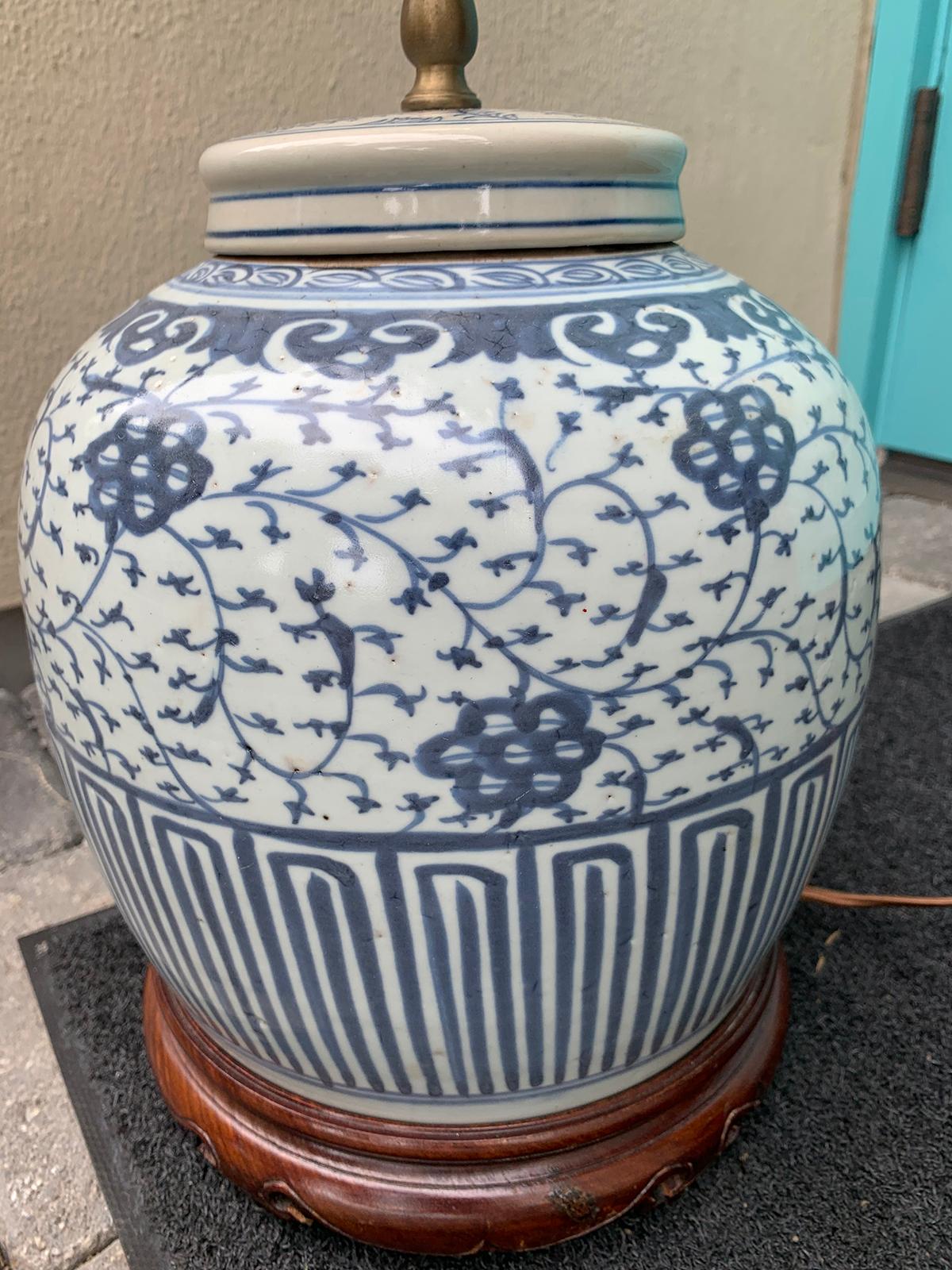 19th-20th Century Chinese Blue and White Covered Porcelain Jar as Lamp For Sale 4