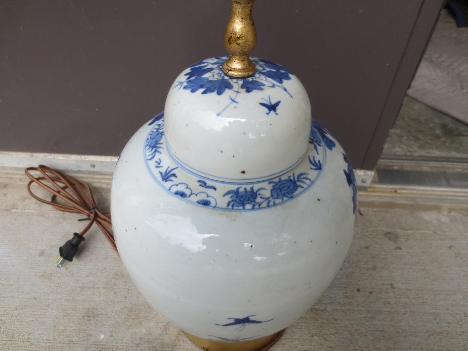 19th-20th century Chinese blue and white porcelain jar on custom giltwood base
New wiring.