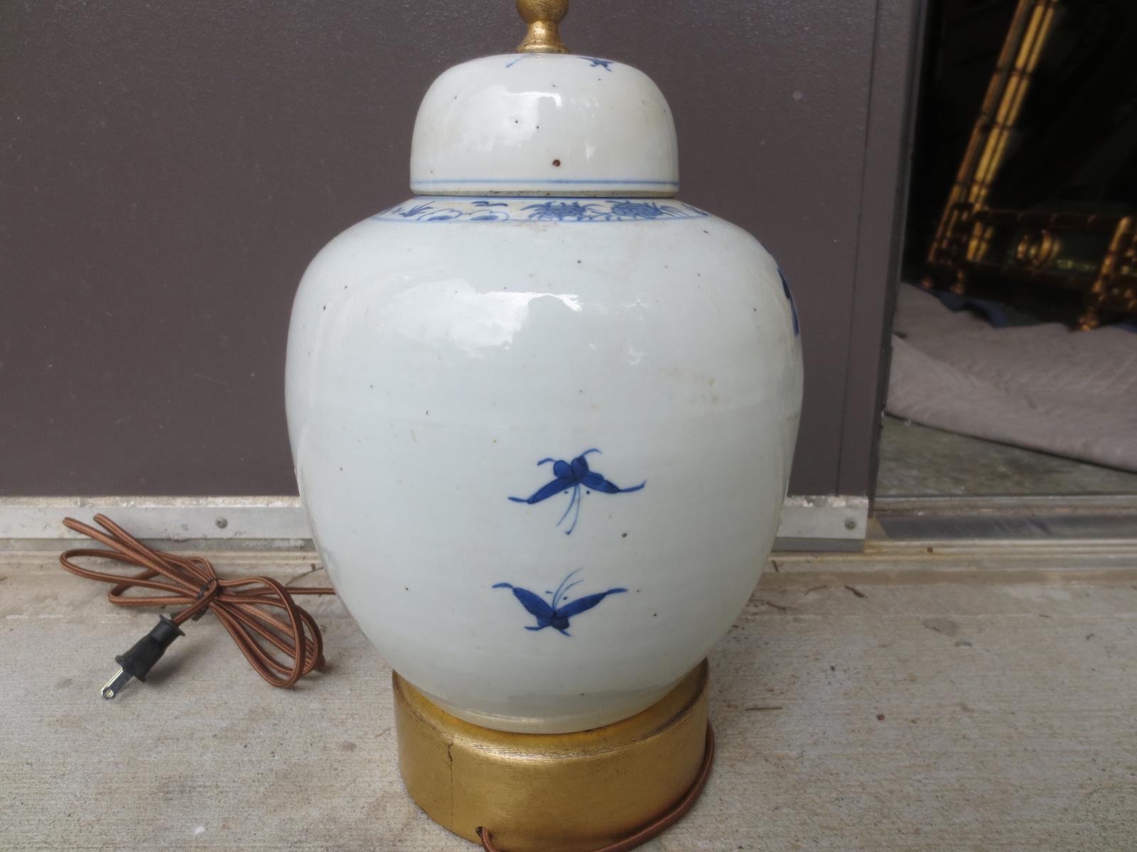 19th-20th Century Chinese Blue and White Porcelain Jar on Custom Giltwood Base In Good Condition In Atlanta, GA