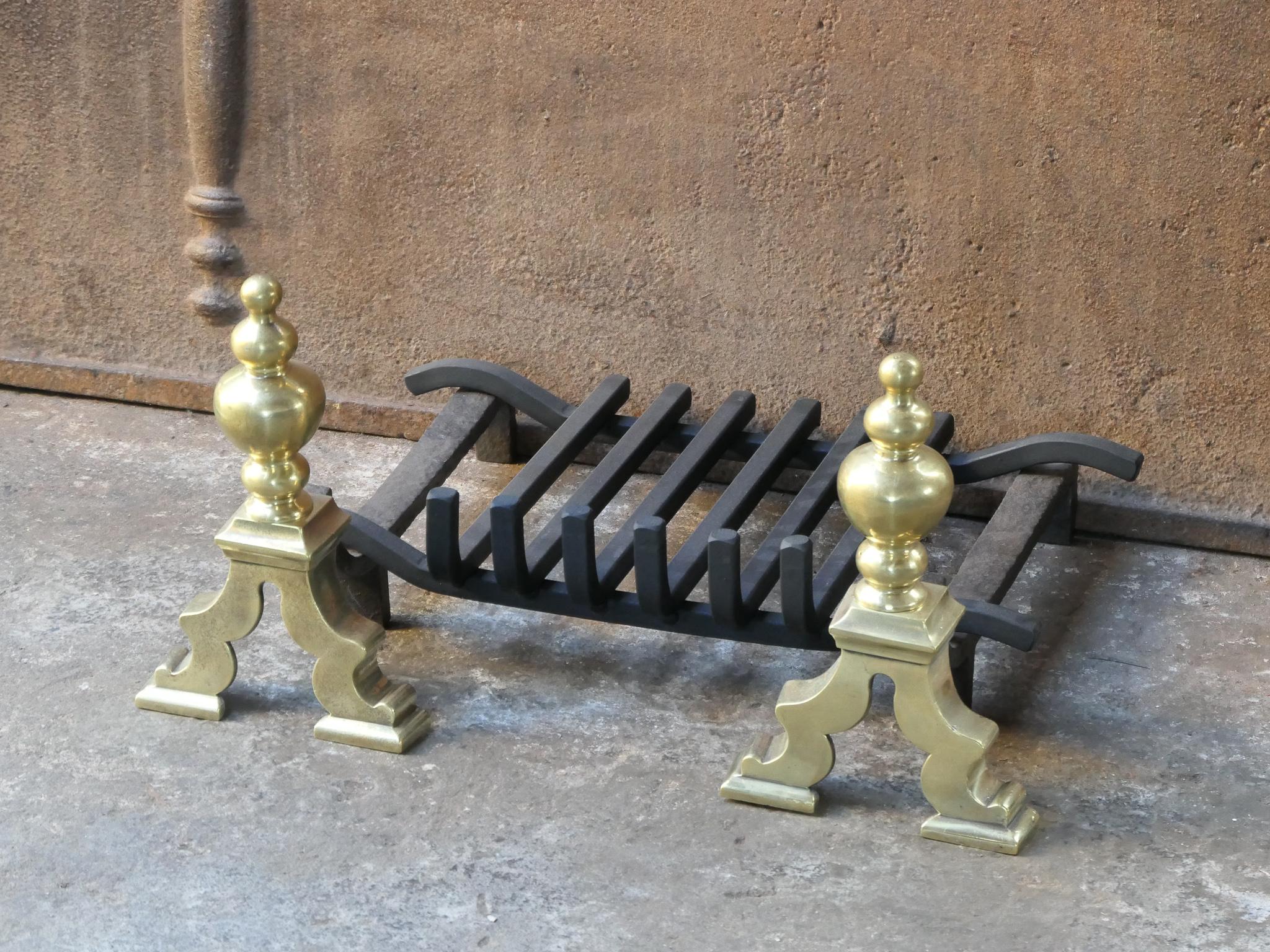 British 19th-20th Century English Victorian Fireplace Grate or Fire Basket For Sale
