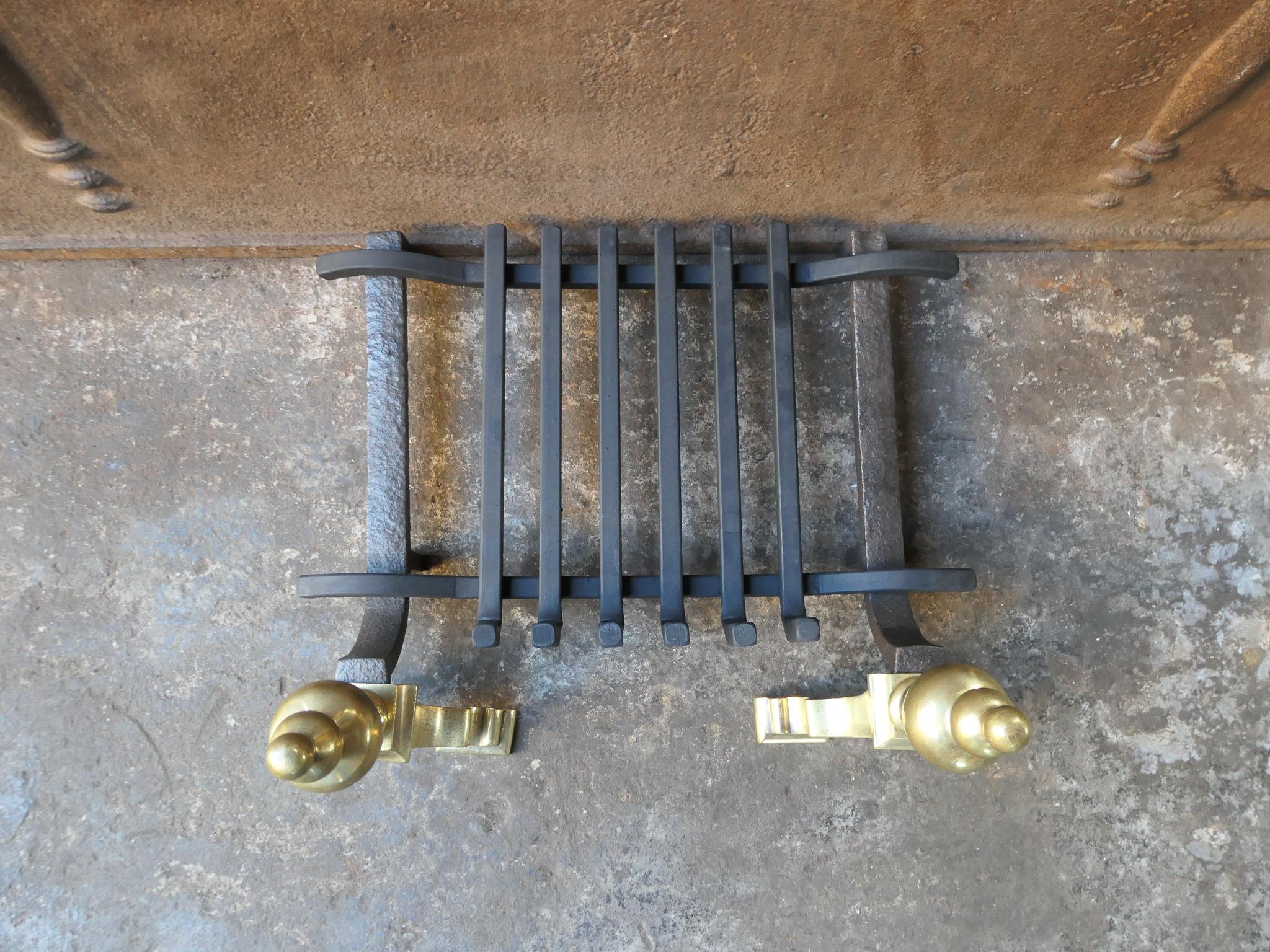 19th-20th Century English Victorian Fireplace Grate or Fire Basket For Sale 3